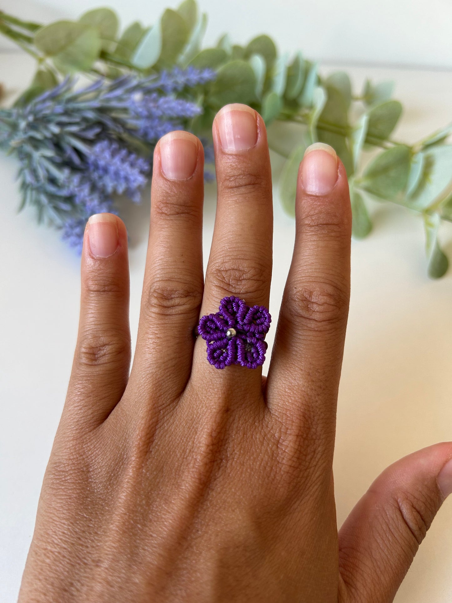 Descubre la elegancia única de nuestro anillo ajustable de acero inoxidable, adornado con una flor tejida con hilo de nailon y decorada con cuentas de acero inoxidable. Elaborado con la técnica de macramé, este anillo combina un diseño moderno con la belleza del trabajo artesanal, convirtiéndolo en un accesorio imprescindible para cualquier ocasión.