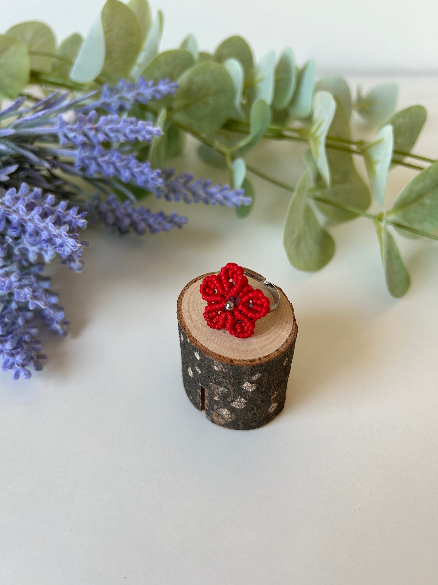 Descubre la elegancia única de nuestro anillo ajustable de acero inoxidable, adornado con una flor tejida con hilo de nailon y decorada con cuentas de acero inoxidable. Elaborado con la técnica de macramé, este anillo combina un diseño moderno con la belleza del trabajo artesanal, convirtiéndolo en un accesorio imprescindible para cualquier ocasión.