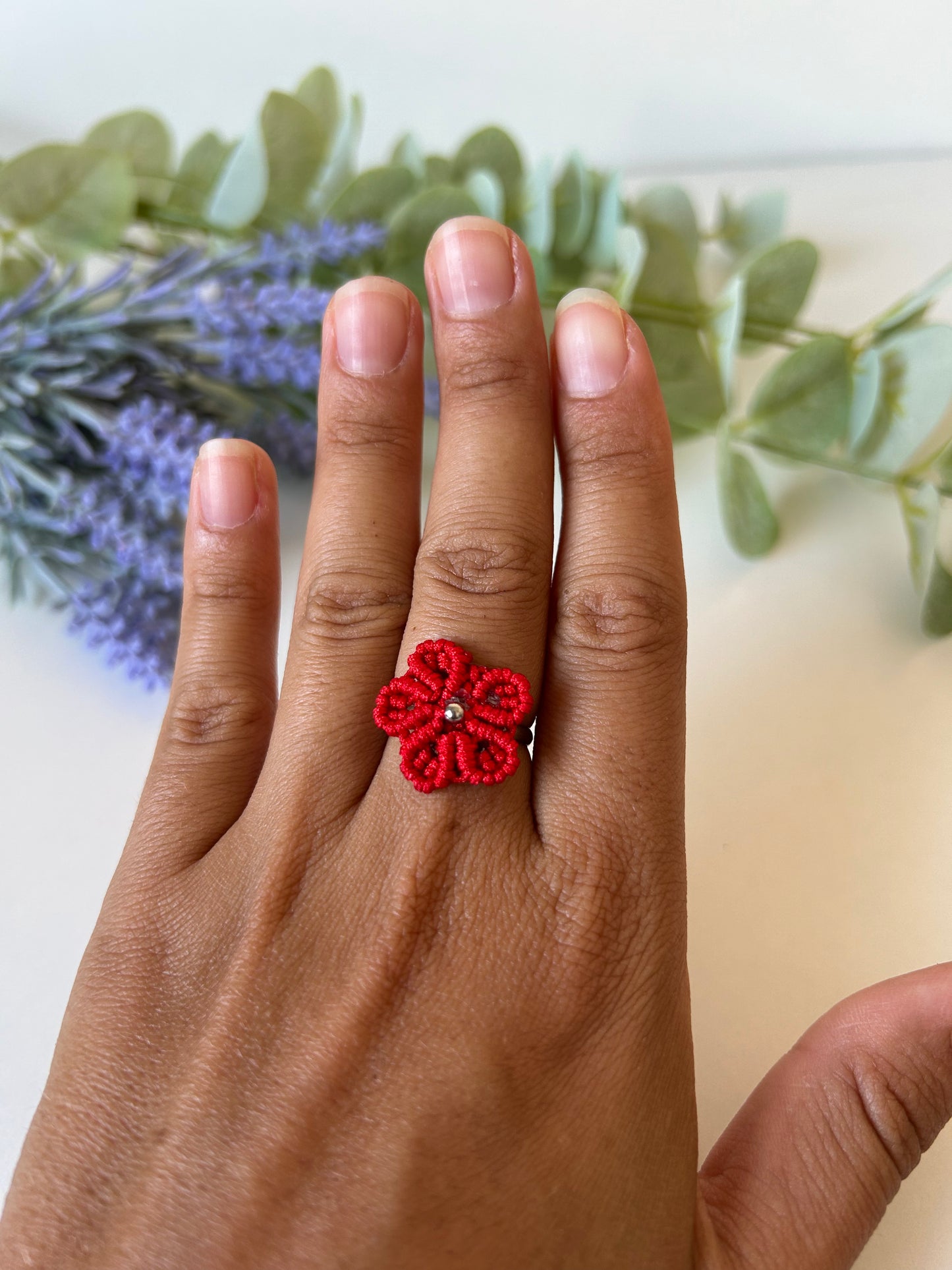 Descubre la elegancia única de nuestro anillo ajustable de acero inoxidable, adornado con una flor tejida con hilo de nailon y decorada con cuentas de acero inoxidable. Elaborado con la técnica de macramé, este anillo combina un diseño moderno con la belleza del trabajo artesanal, convirtiéndolo en un accesorio imprescindible para cualquier ocasión.