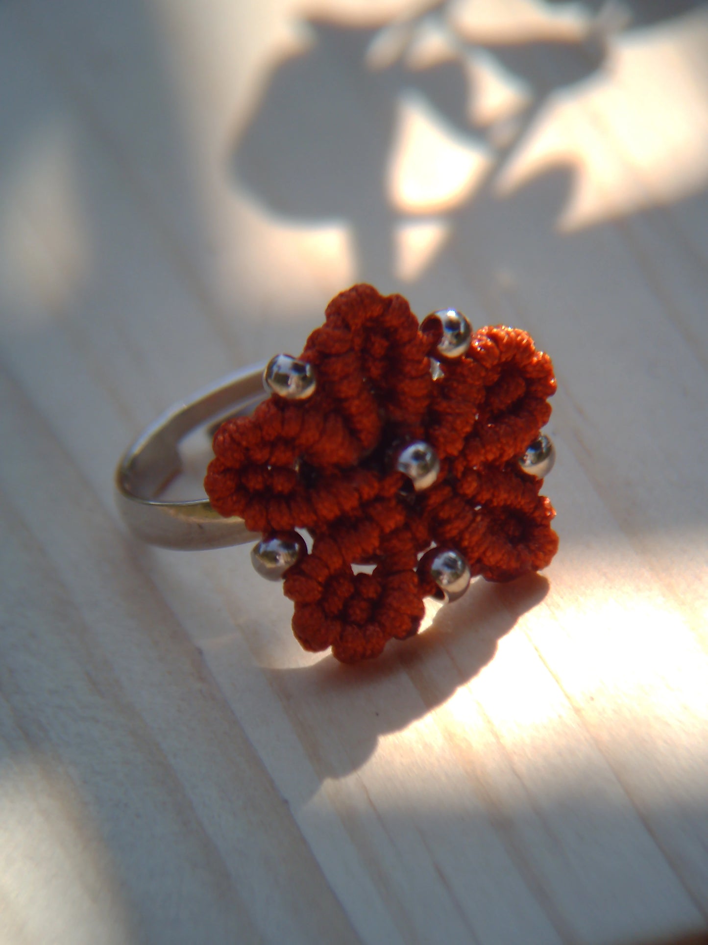 Pack floral de pendientes y anillo de macramé hechos a mano, hipoalergénicos y personalizables en colores y acabados dorados o plateados.