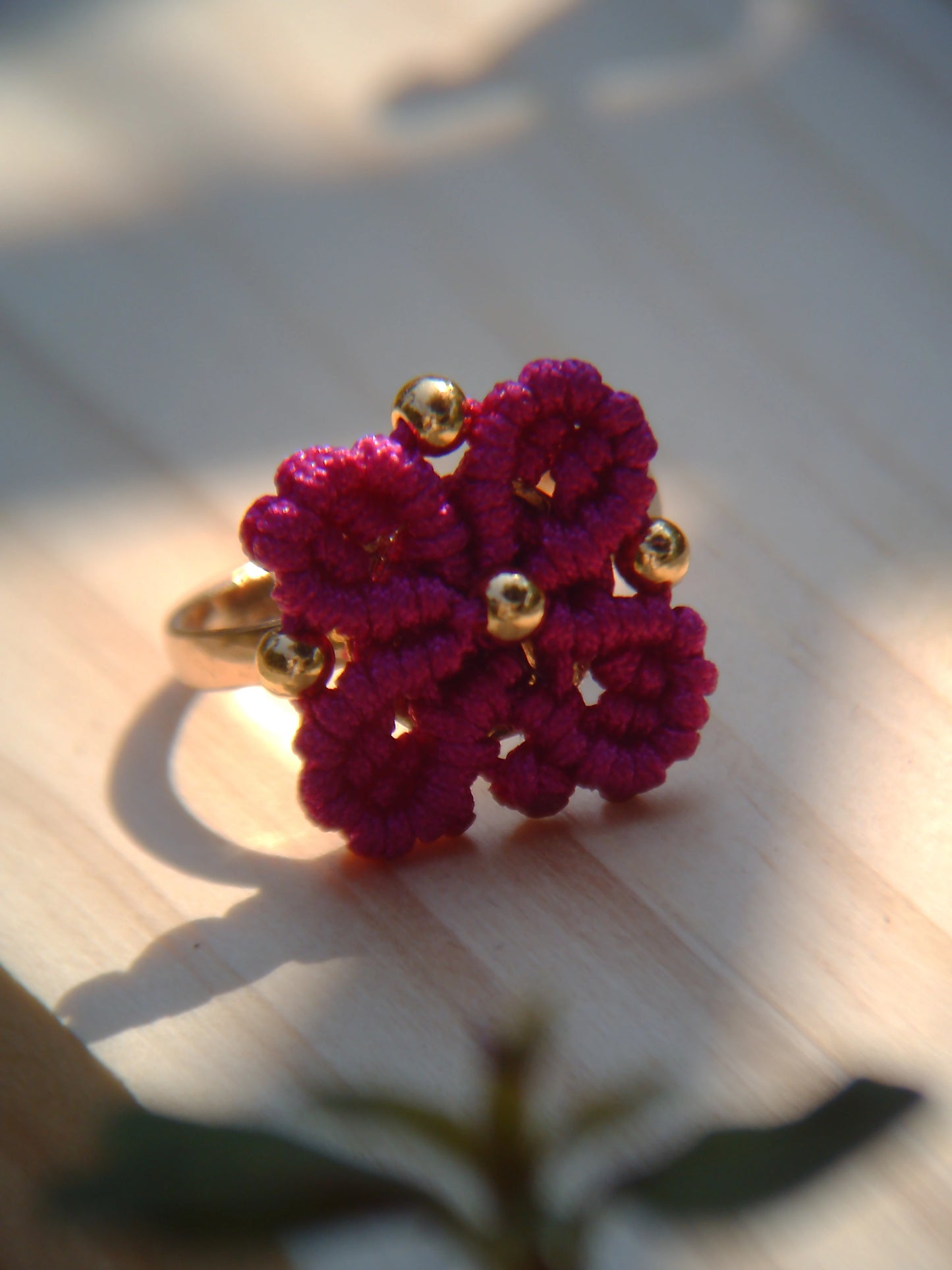 Pack floral de pendientes y anillo de macramé hechos a mano, hipoalergénicos y personalizables en colores y acabados dorados o plateados.