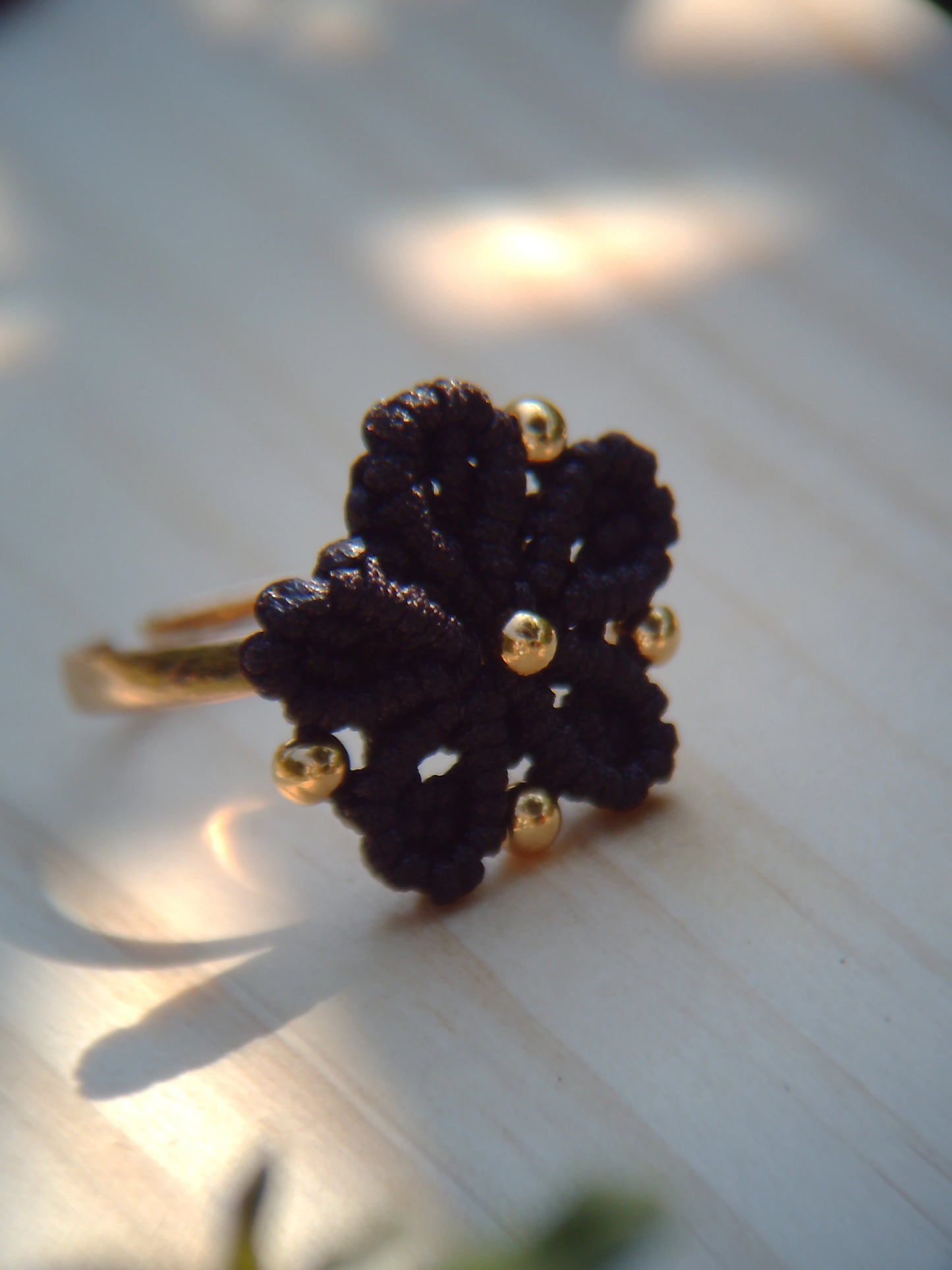 Pack floral de pendientes y anillo de macramé hechos a mano, hipoalergénicos y personalizables en colores y acabados dorados o plateados.