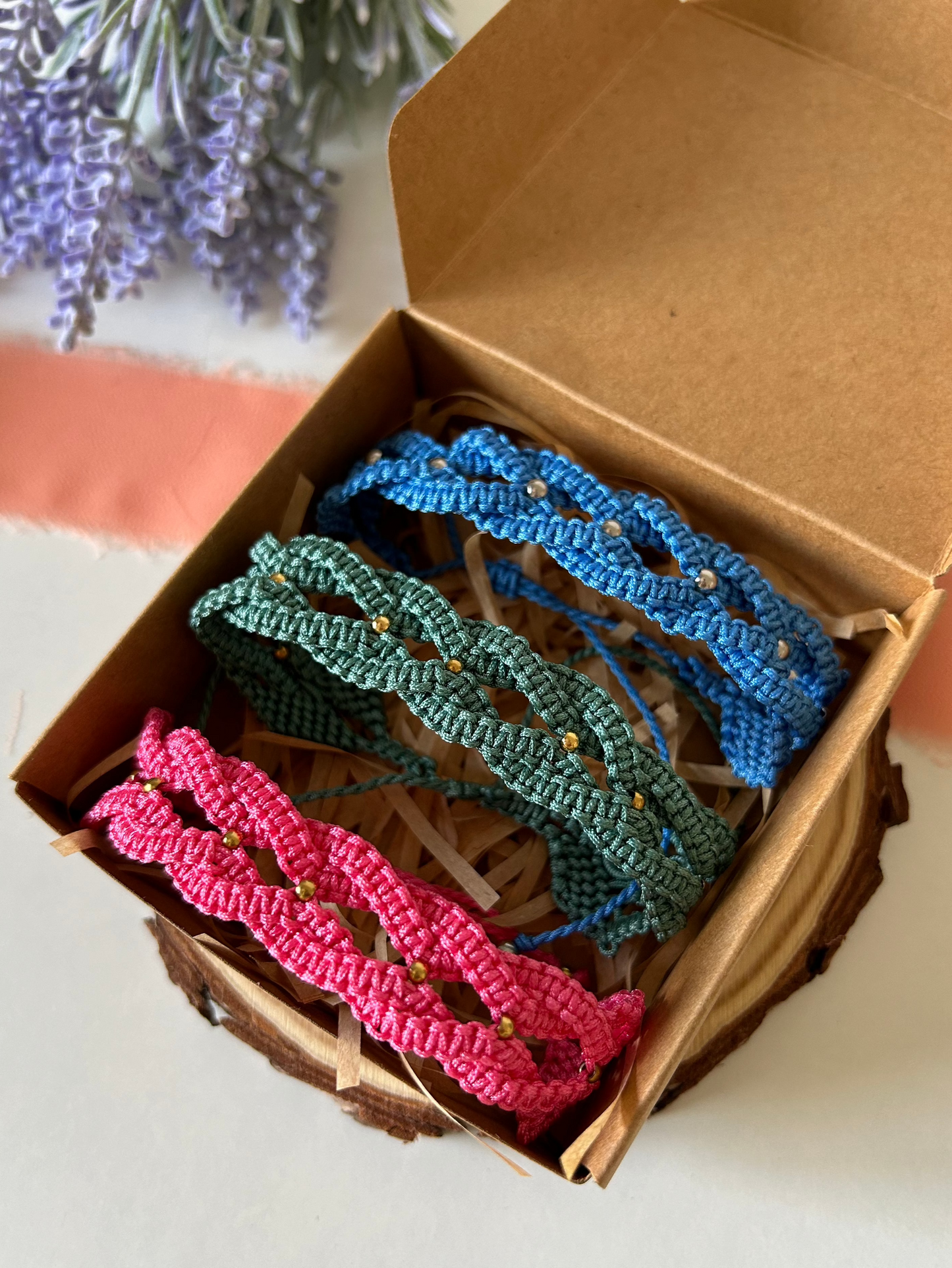 Añade un toque de elegancia y estilo a tu muñeca con nuestro Brazalete Egipcio de nailon, decorado con cuentas de acero inoxidable y elaborado con la técnica de macramé. Este brazalete, disponible en una variedad de colores, es el complemento perfecto para cualquier atuendo, fusionando el diseño contemporáneo con el arte tradicional.