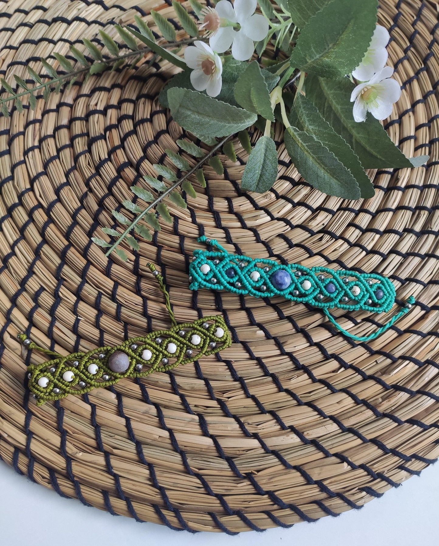 Descubre la sofisticación y el encanto del brazalete Mihaela, una pieza única elaborada con hilo de nailon, adornada con piedras naturales y cuentas de acero inoxidable. Confeccionado con la técnica de macramé, este brazalete combina un diseño artesanal con materiales de primera, creando un accesorio elegante y versátil que se adapta a cualquier ocasión.