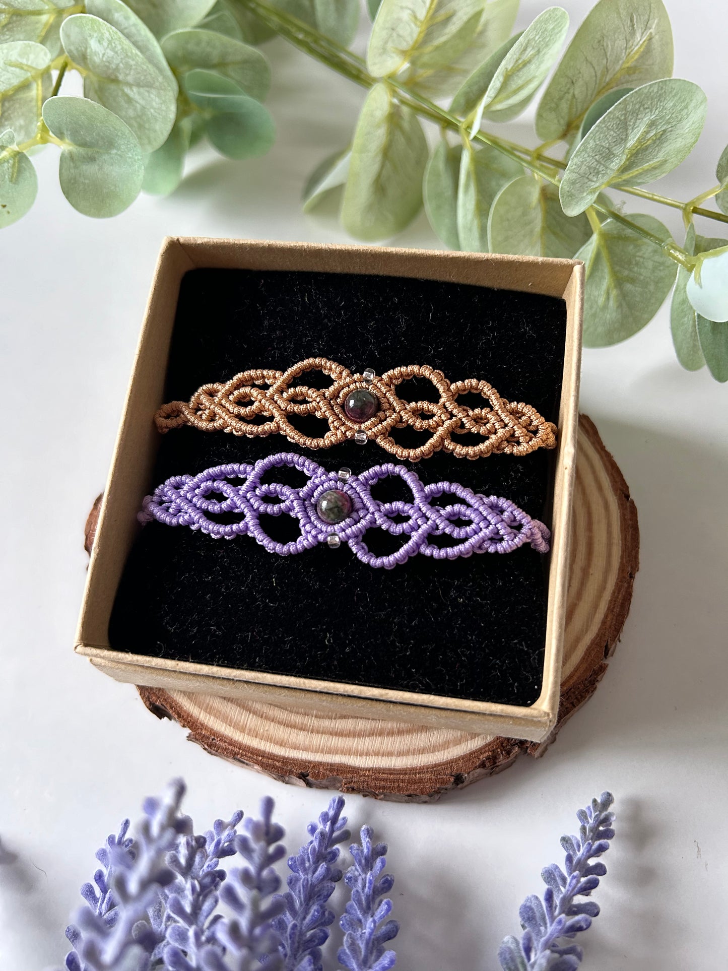 Explora la belleza serena del brazalete Oasis, una pieza única confeccionada con la técnica de macramé, adornada con piedras naturales y cuentas de acero inoxidable. Este brazalete ha sido cuidadosamente diseñado para capturar la esencia del desierto y nos transporta a la cultura Amazir (más comúnmente conocida como Bereber).