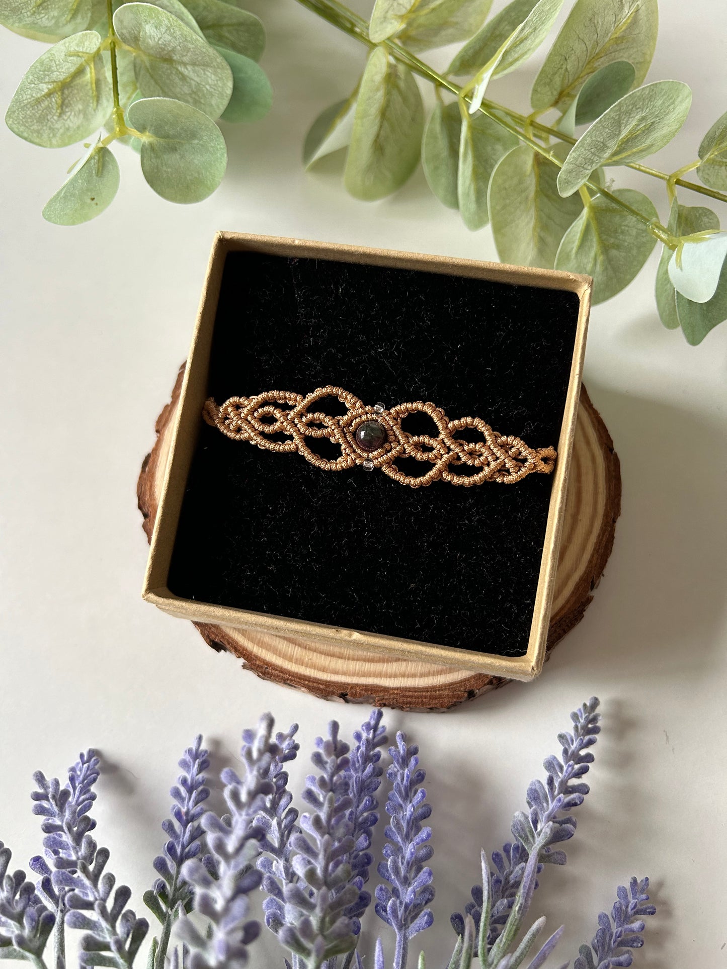 Explora la belleza serena del brazalete Oasis, una pieza única confeccionada con la técnica de macramé, adornada con piedras naturales y cuentas de acero inoxidable. Este brazalete ha sido cuidadosamente diseñado para capturar la esencia del desierto y nos transporta a la cultura Amazir (más comúnmente conocida como Bereber).