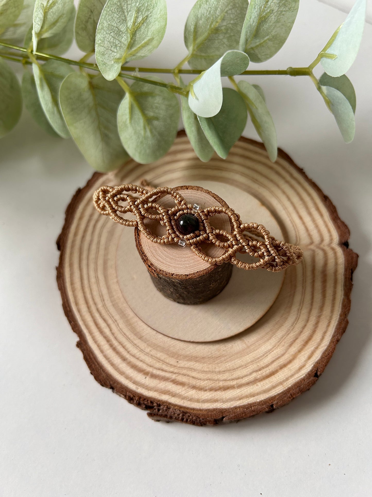 Explora la belleza serena del brazalete Oasis, una pieza única confeccionada con la técnica de macramé, adornada con piedras naturales y cuentas de acero inoxidable. Este brazalete ha sido cuidadosamente diseñado para capturar la esencia del desierto y nos transporta a la cultura Amazir (más comúnmente conocida como Bereber).
