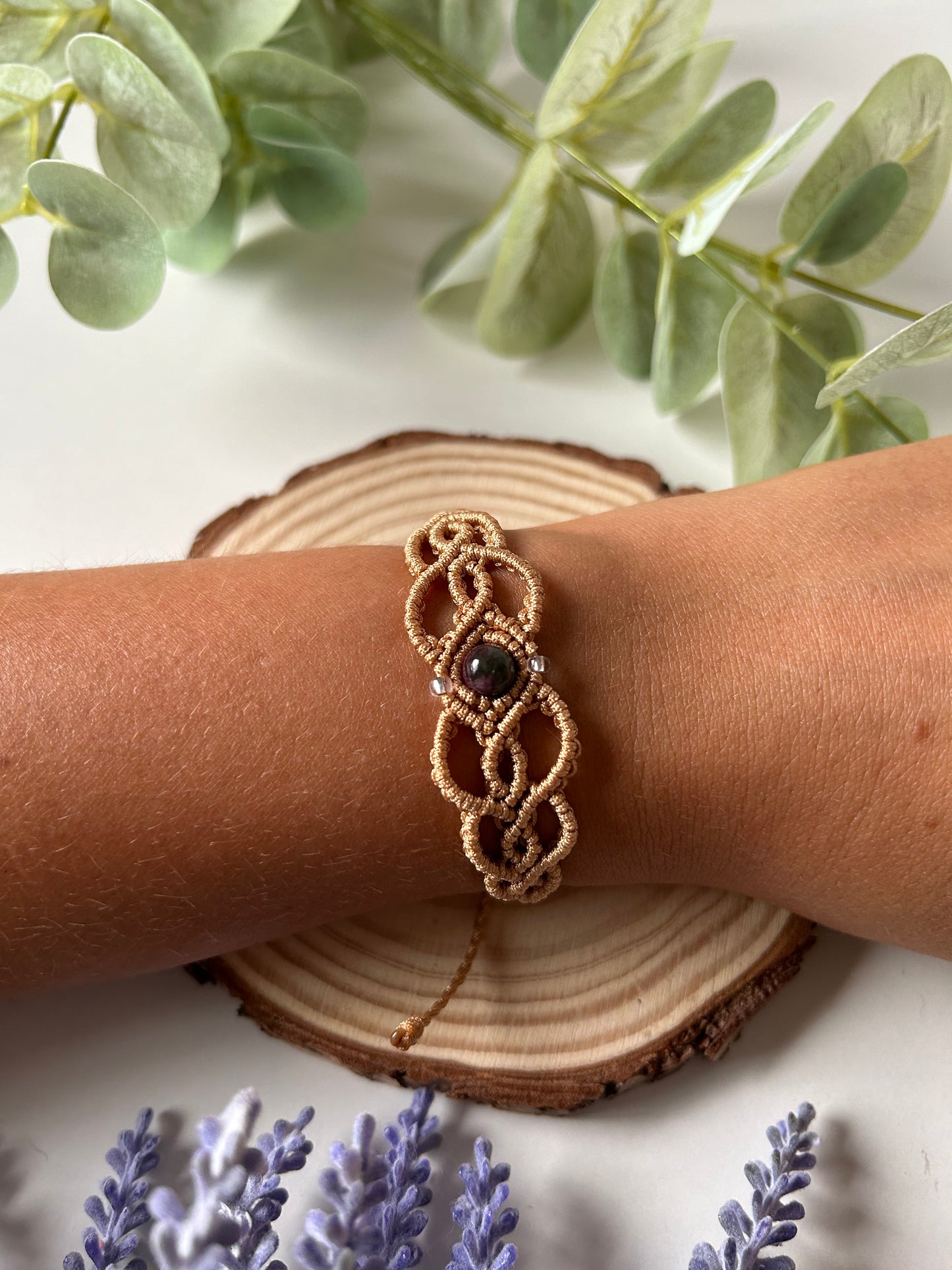 Explora la belleza serena del brazalete Oasis, una pieza única confeccionada con la técnica de macramé, adornada con piedras naturales y cuentas de acero inoxidable. Este brazalete ha sido cuidadosamente diseñado para capturar la esencia del desierto y nos transporta a la cultura Amazir (más comúnmente conocida como Bereber).