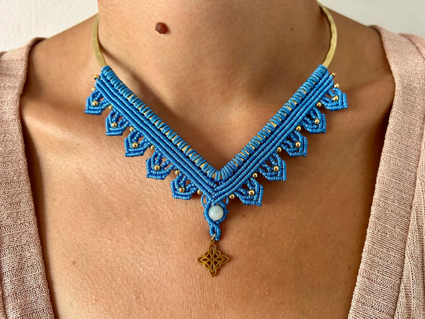 Colgante Étnico hecha a mano en macramé con aro de latón y piedra natural.