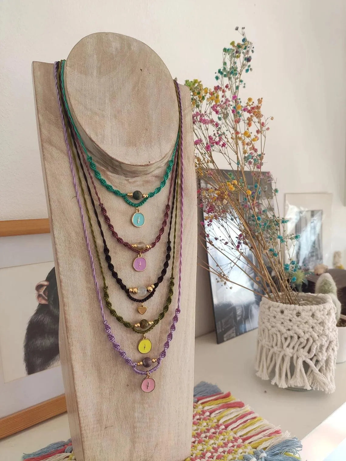 Añade un toque de sofisticación y estilo audaz a tu look con nuestro collar de nailon y cuentas de acero inoxidable "Love Mom". Este elegante collar, elaborado con la técnica de macramé, presenta un encantador charm en forma de rayo que captura la esencia de la moda contemporánea y la fuerza del empoderamiento femenino.