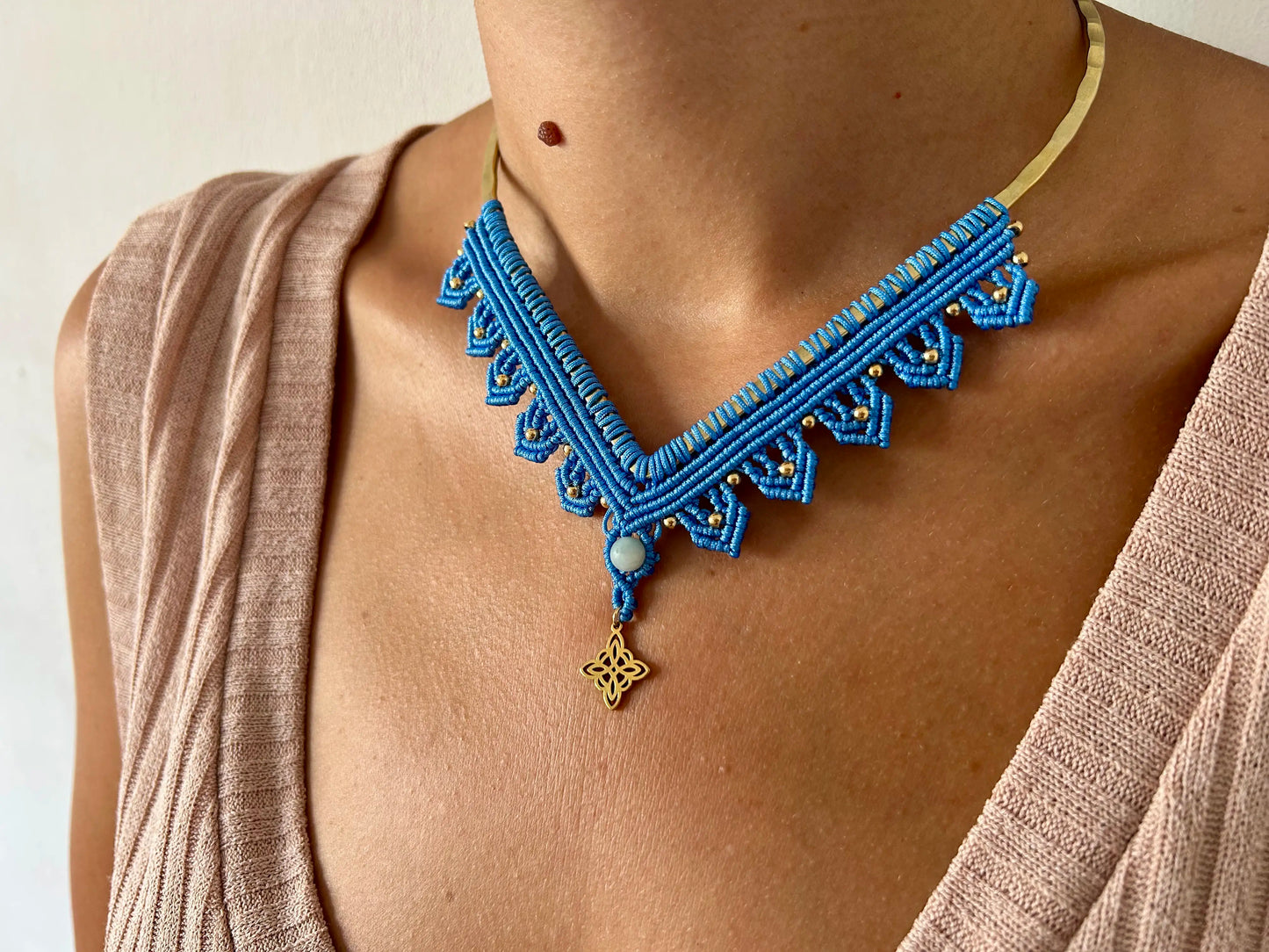Colgante Étnico hecha a mano en macramé con aro de latón y piedra natural.