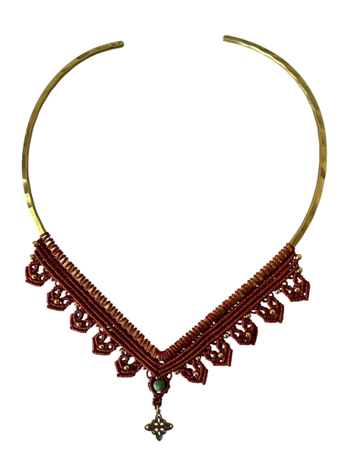 Colgante Étnico hecha a mano en macramé con aro de latón y piedra natural.