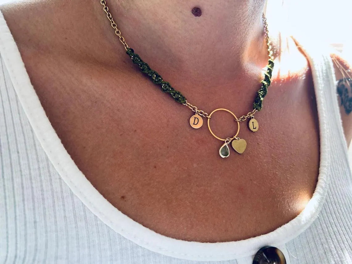 Añade un toque de elegancia personalizada a tu estilo con nuestro exclusivo colgante de acero inoxidable. Este diseño sofisticado combina toques de hilo tejido y cuentas de acero inoxidable, creando una pieza única que se puede personalizar con hasta 3 iniciales doradas, haciendo de cada colgante una expresión personal y especial.