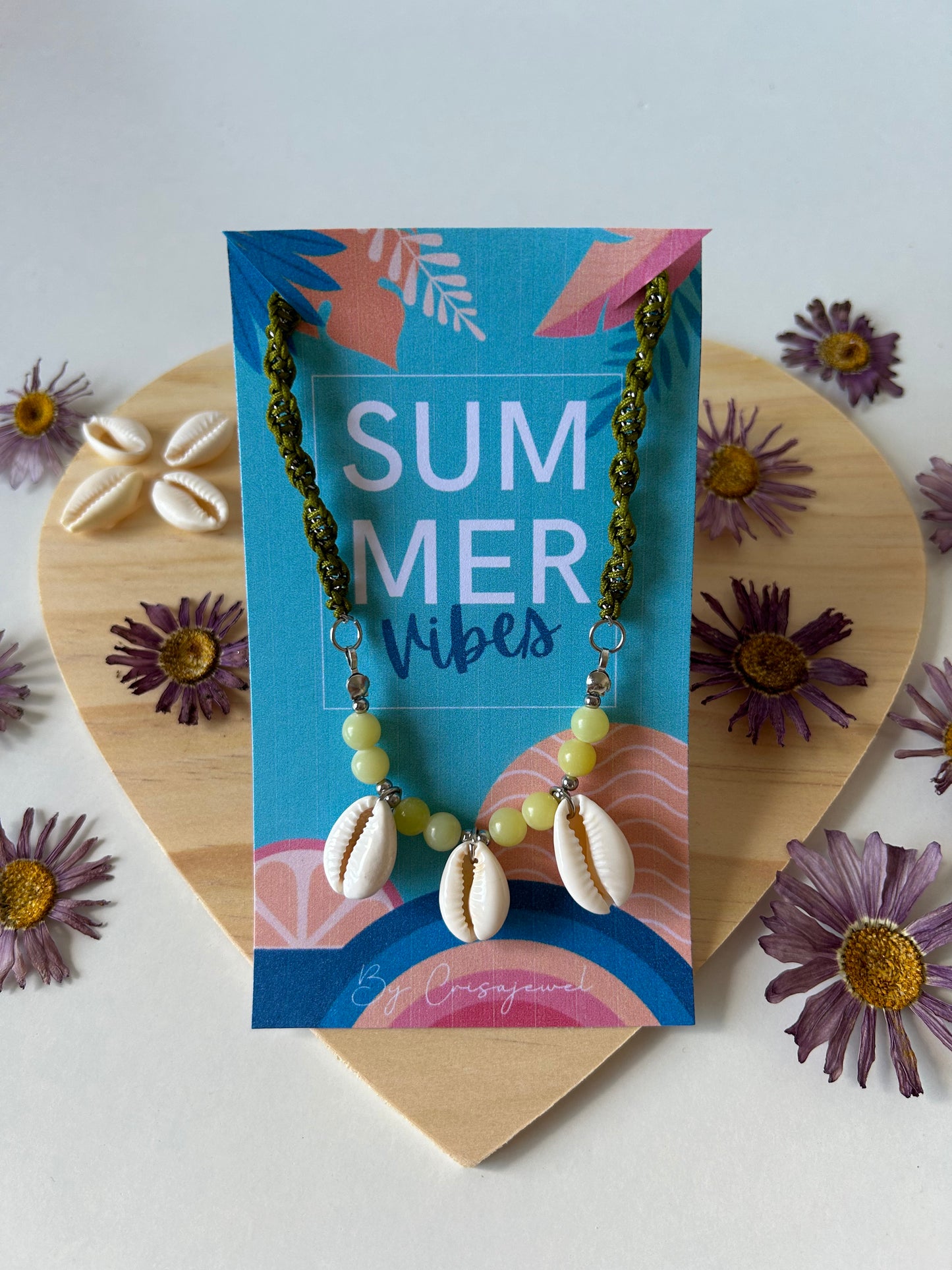 Descubre el equilibrio perfecto entre la elegancia y la artesanía con nuestro collar Trío Coral de acero inoxidable, decorado con hilo de nailon tejido en macramé, conchas naturales y piedras auténticas. Este collar único combina la sofisticación del acero inoxidable con la belleza orgánica de los elementos naturales, ofreciendo un accesorio versátil y llamativo para cualquier ocasión.