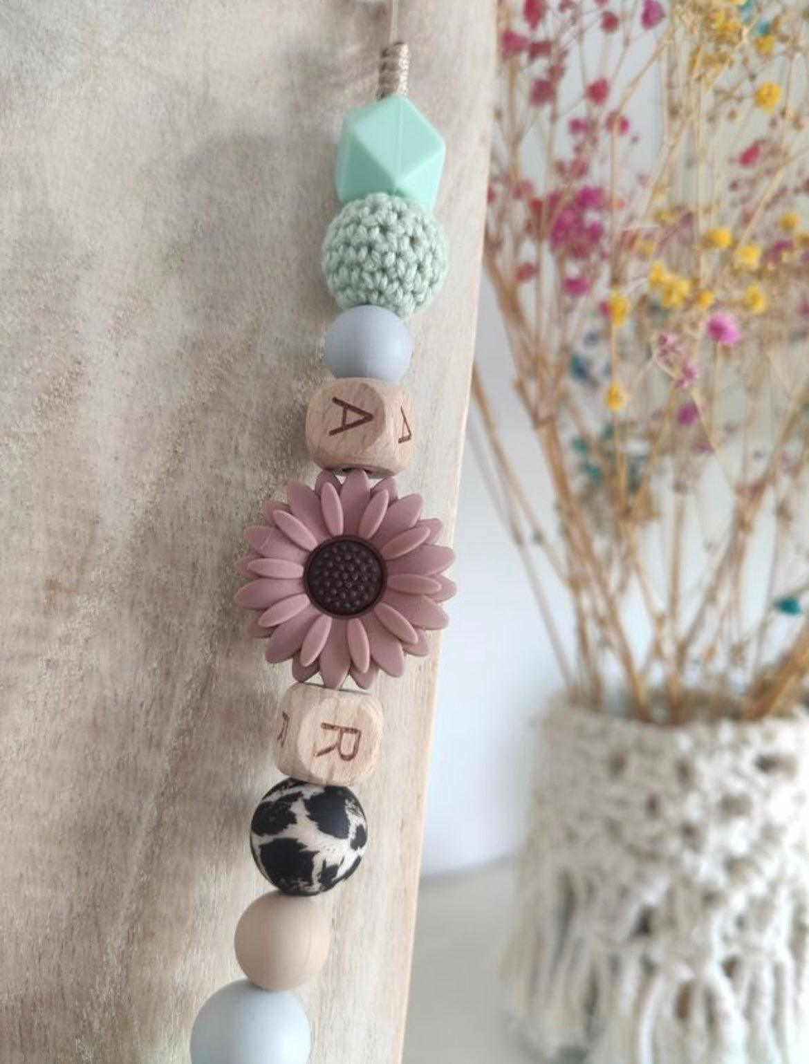 Este collar está diseñado pensando en mamás modernas y sus pequeños, ofreciendo una pieza tanto práctica como elegante.