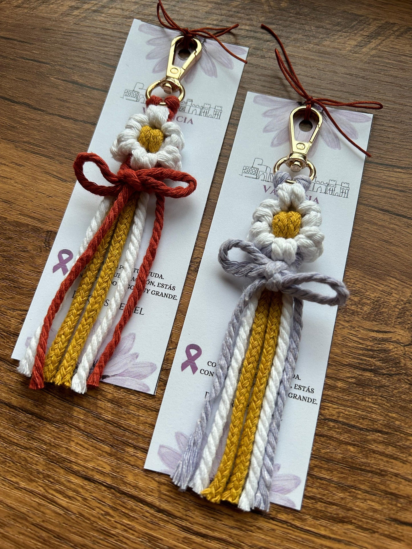Llavero de macramé hecho a mano, estilo Terreta, creado como homenaje a Valencia tras la Dana, con diseño artesanal y tonos cálidos inspirados en el sol mediterráneo.