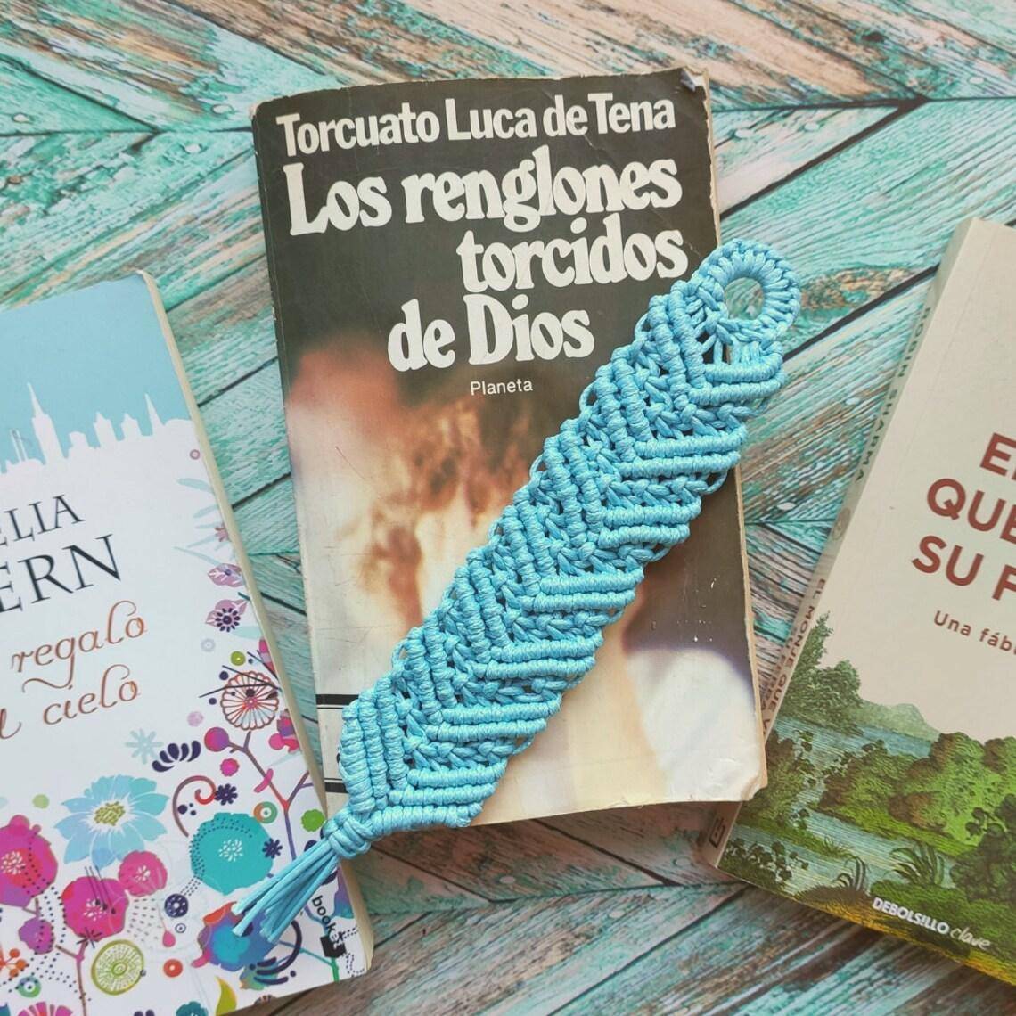 Introduce un toque de innovación y estilo a tu experiencia de lectura con nuestro marcapáginas de hilo encerado, elaborado con la técnica de macramé. Con un diseño que evoca un mundo futurista y robótico, este marcapáginas no solo te ayuda a mantener tu lugar en el libro, sino que también añade un toque de sofisticación a tus lecturas.