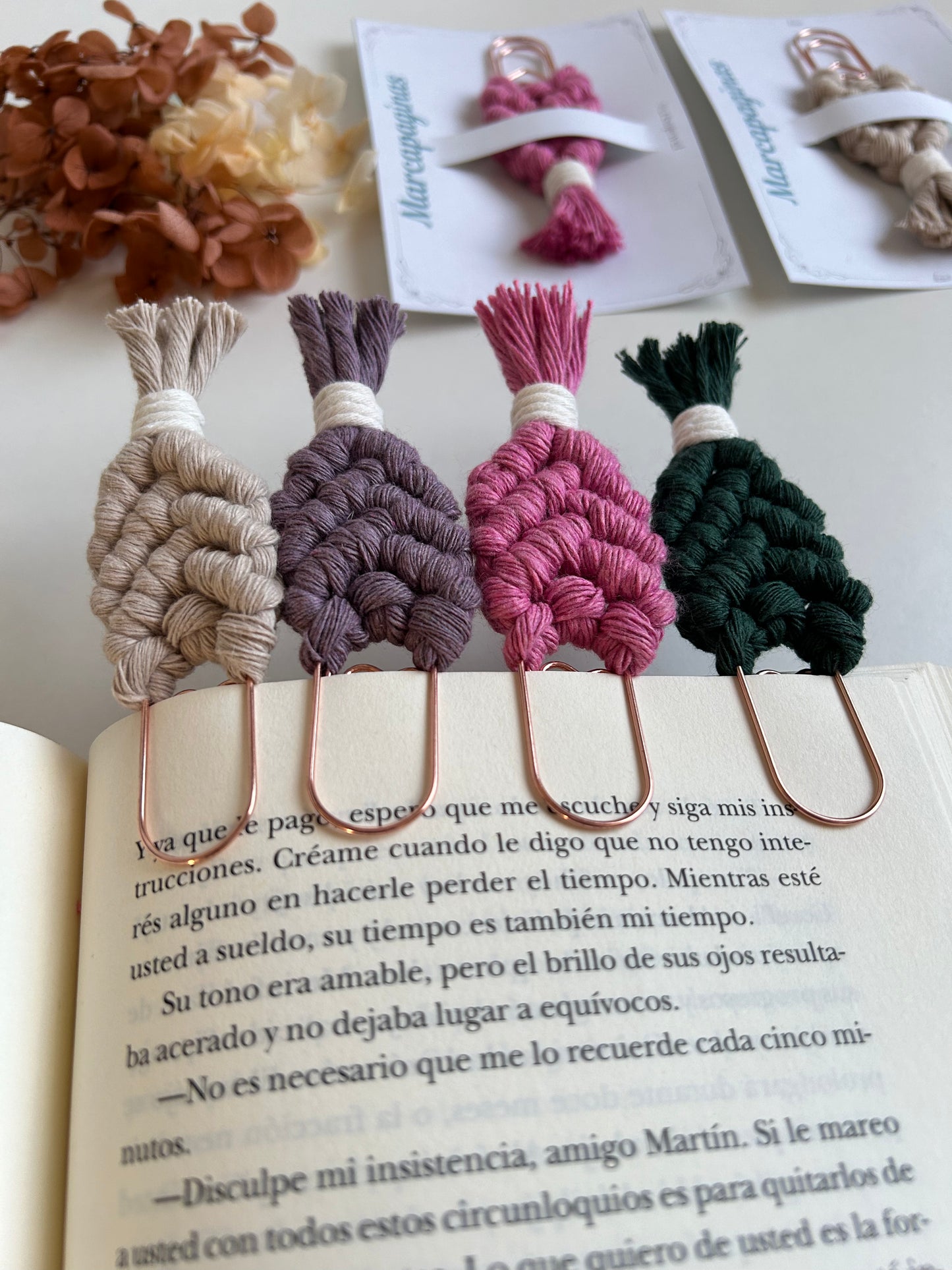 Transforma tu experiencia de lectura con nuestro marcapáginas de algodón, elaborado con la técnica de macramé y diseñado en un práctico clip. Disponibles en varios colores, estos marcapáginas combinan la belleza artesanal con la funcionalidad, haciendo que cada página sea un placer.