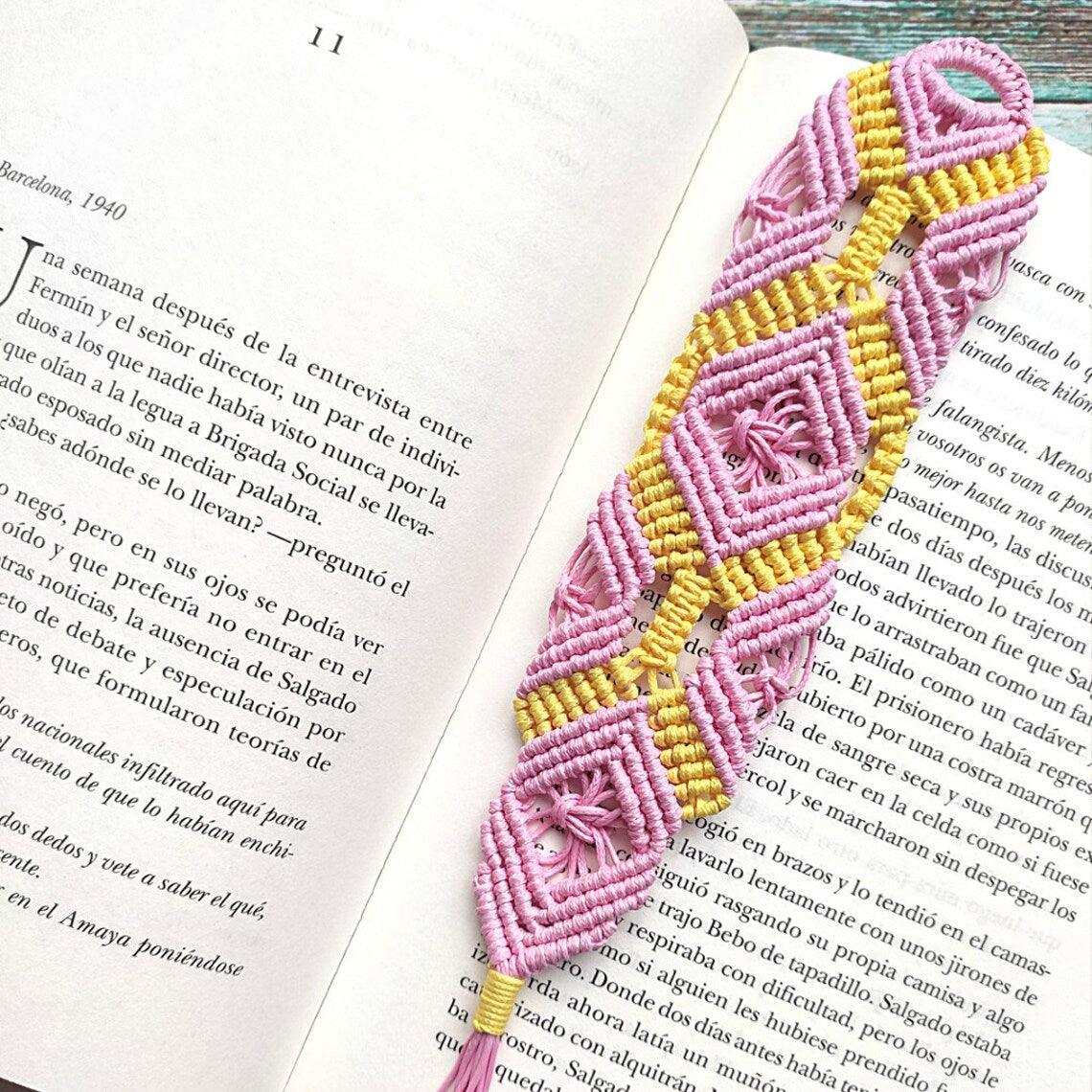 Introduce un toque de innovación y estilo a tu experiencia de lectura con nuestro marcapáginas de hilo encerado, elaborado con la técnica de macramé. Con un diseño que evoca un mundo futurista y robótico, este marcapáginas no solo te ayuda a mantener tu lugar en el libro, sino que también añade un toque de sofisticación a tus lecturas.