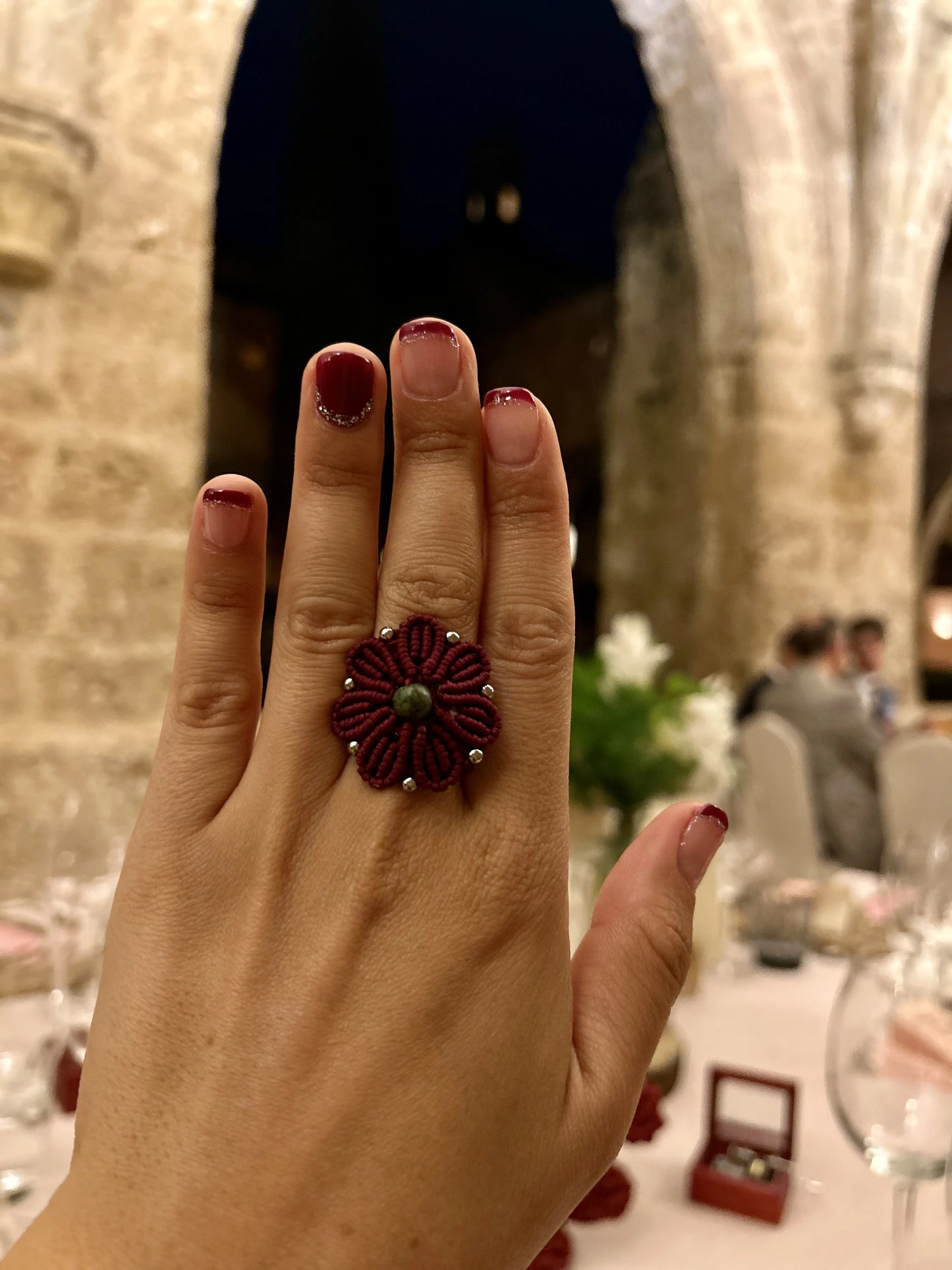 Pendientes y anillo florales artesanales con piedra natural y cuentas plateadas del Pack Dama de Honor.