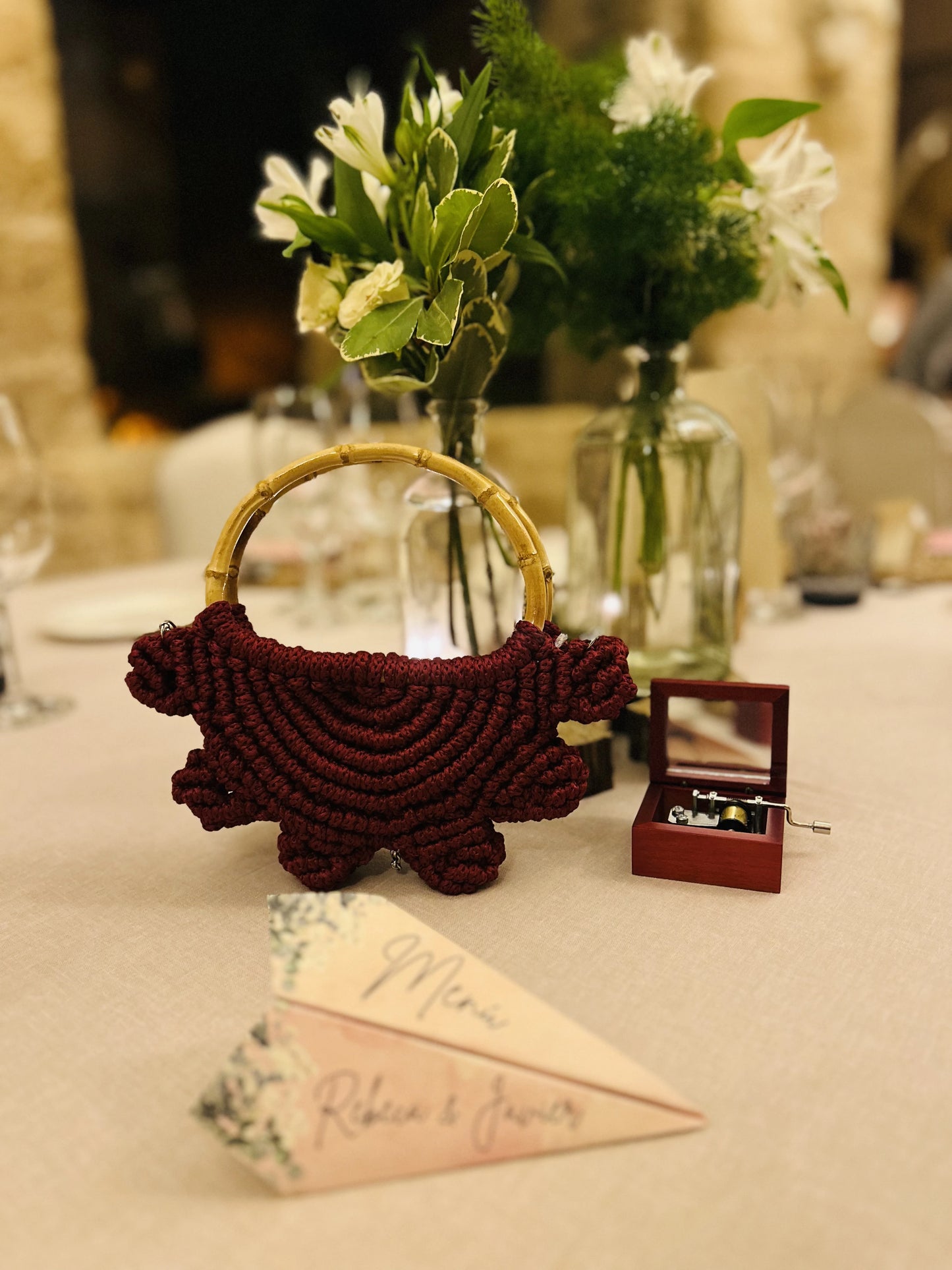 Elegante bolso a juego del Pack Dama de Honor, diseñado para complementar joyería artesanal floral.