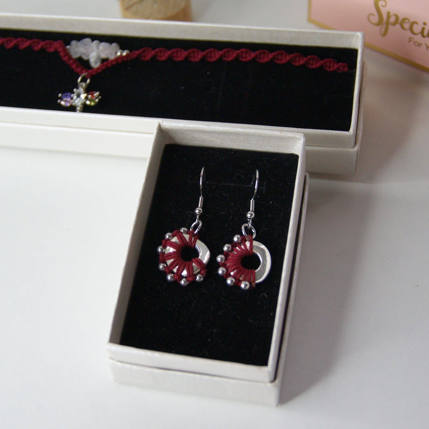 ¡Descubre la magia y la elegancia en el Pack "Media Luna Radiante"! Este conjunto exclusivo de pendientes y collar de macramé está diseñado para quienes buscan añadir un toque único y artesanal a su colección de joyas. Elaborados cuidadosamente a mano combinan la delicadeza del tejido con elegantes detalles, capturando la esencia de la media luna y la energía radiante de la naturaleza.