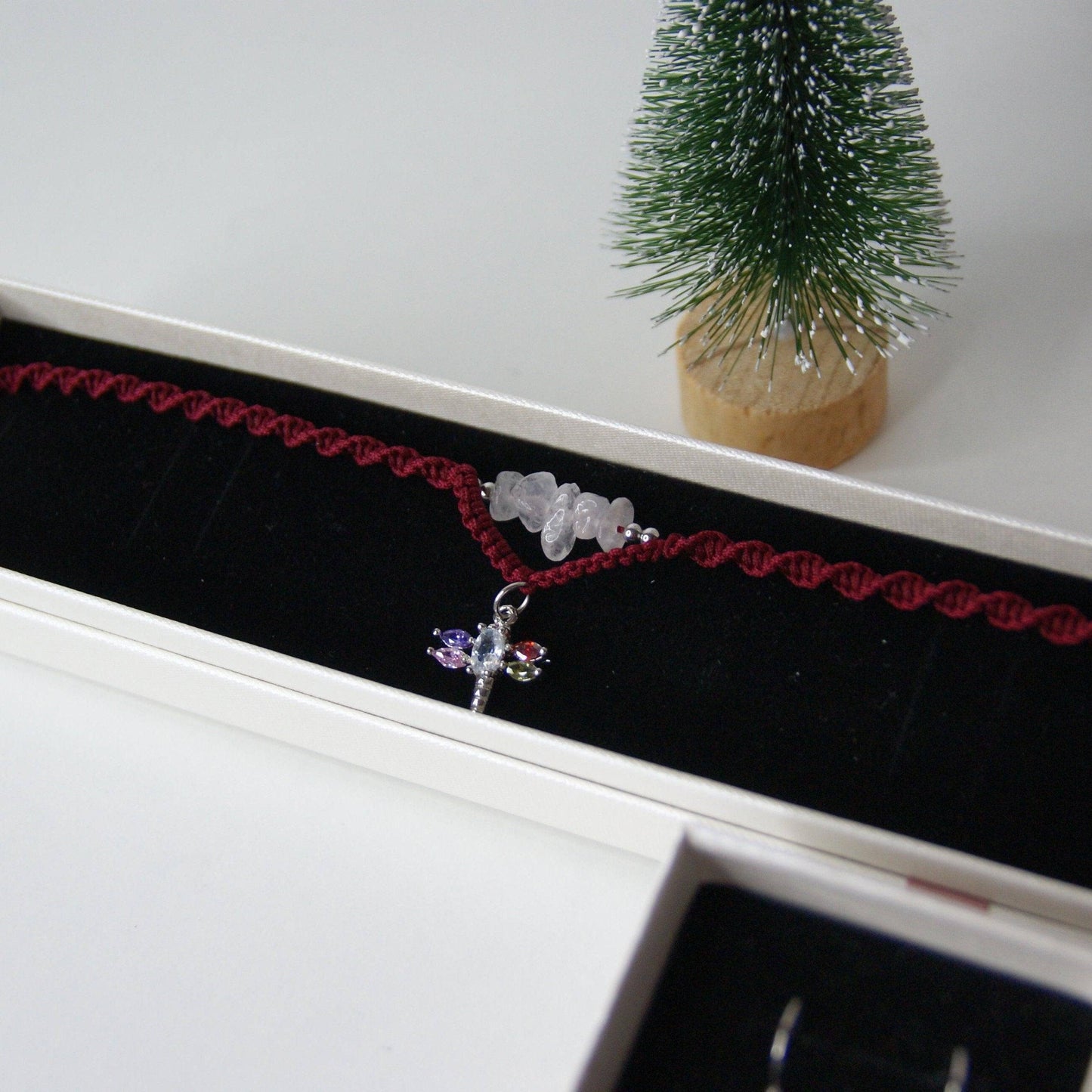 ¡Descubre la magia y la elegancia en el Pack "Media Luna Radiante"! Este conjunto exclusivo de pendientes y collar de macramé está diseñado para quienes buscan añadir un toque único y artesanal a su colección de joyas. Elaborados cuidadosamente a mano combinan la delicadeza del tejido con elegantes detalles, capturando la esencia de la media luna y la energía radiante de la naturaleza.
