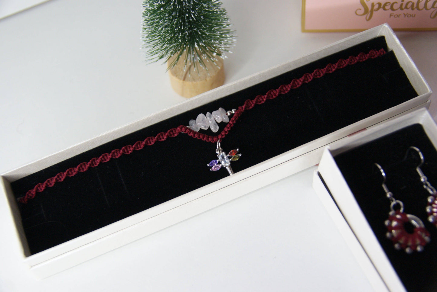 ¡Descubre la magia y la elegancia en el Pack "Media Luna Radiante"! Este conjunto exclusivo de pendientes y collar de macramé está diseñado para quienes buscan añadir un toque único y artesanal a su colección de joyas. Elaborados cuidadosamente a mano combinan la delicadeza del tejido con elegantes detalles, capturando la esencia de la media luna y la energía radiante de la naturaleza.