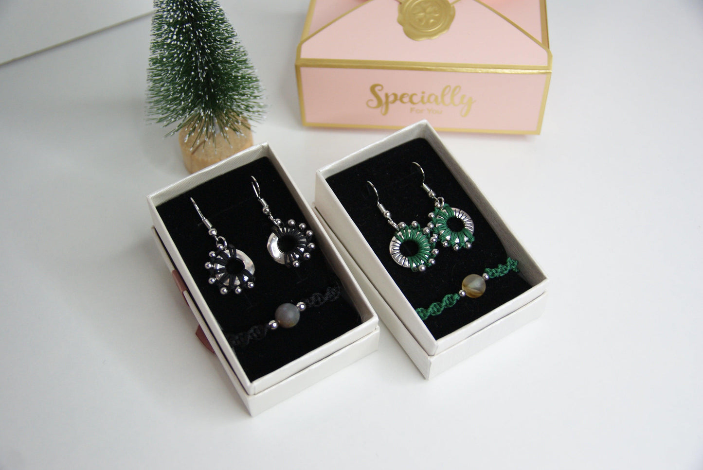 Deja que el arte del macramé ilumine tu estilo con el "Pack Solé", una colección exclusiva de joyería artesanal que celebra la calidez y el esplendor del sol. Este pack incluye un conjunto armonioso de pendientes y pulsera, cada uno elaborado a mano con técnicas tradicionales de macramé.