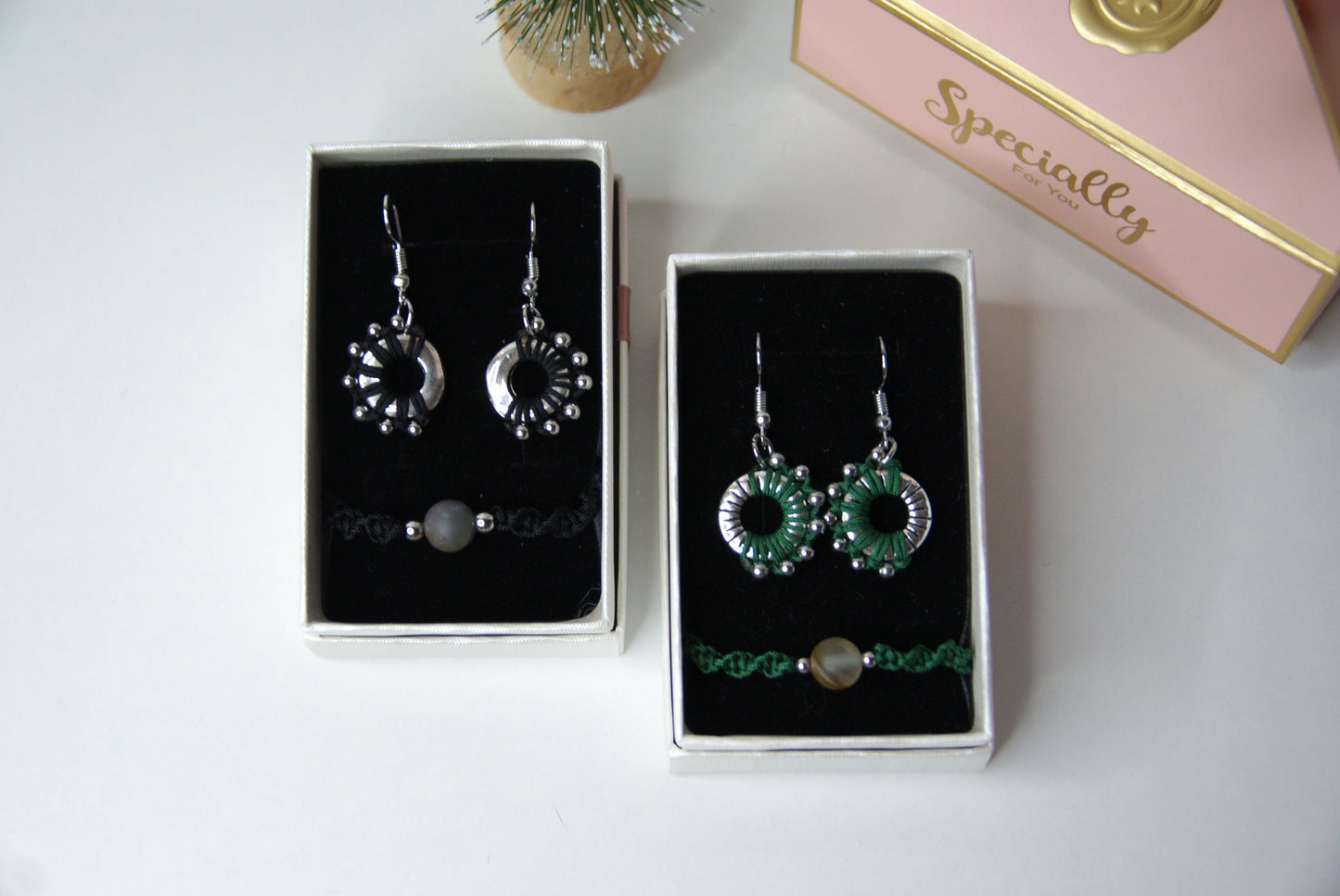Deja que el arte del macramé ilumine tu estilo con el "Pack Solé", una colección exclusiva de joyería artesanal que celebra la calidez y el esplendor del sol. Este pack incluye un conjunto armonioso de pendientes y pulsera, cada uno elaborado a mano con técnicas tradicionales de macramé.