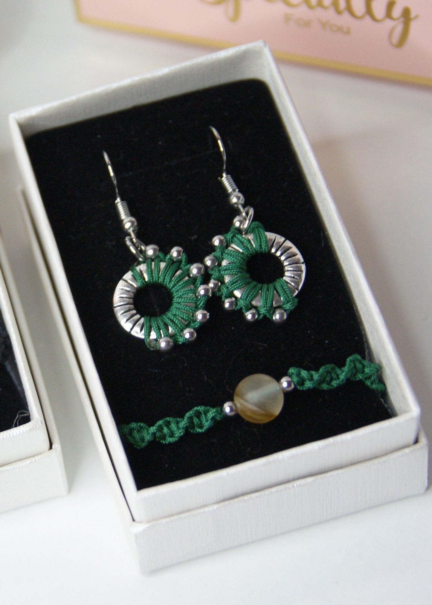 Deja que el arte del macramé ilumine tu estilo con el "Pack Solé", una colección exclusiva de joyería artesanal que celebra la calidez y el esplendor del sol. Este pack incluye un conjunto armonioso de pendientes y pulsera, cada uno elaborado a mano con técnicas tradicionales de macramé.
