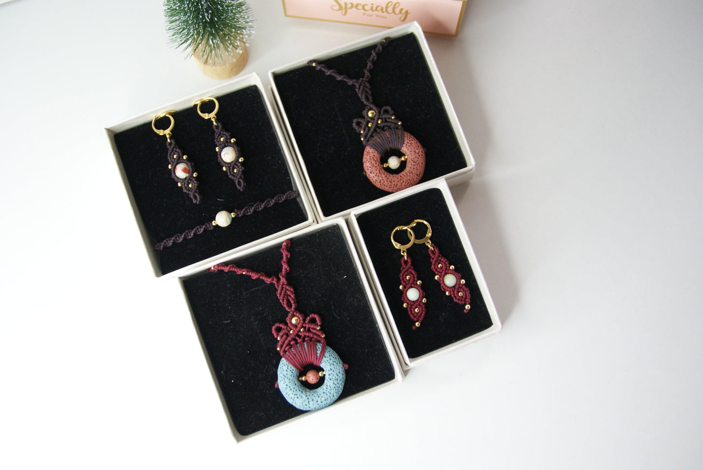 Explora la fuerza y la majestuosidad del volcán con el "Pack Vulcano", una colección de joyas inspirada en la poderosa belleza de la tierra en su forma más pura. Este pack incluye pendientes, collar y pulsera, cada uno confeccionado con piedras naturales y auténtica piedra volcánica en los collares.