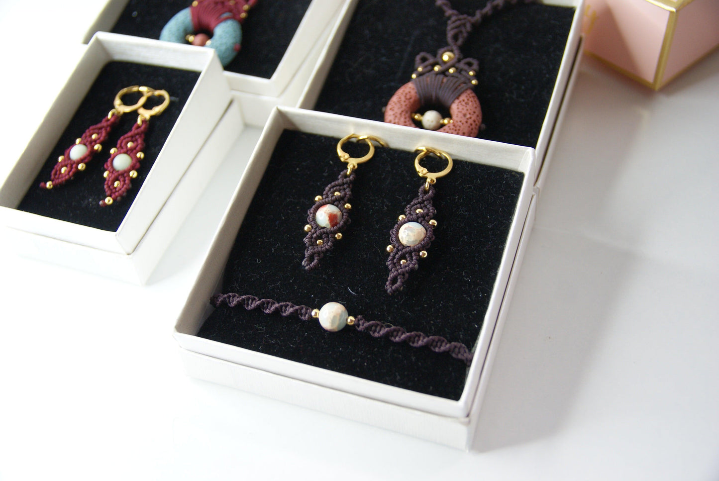 Explora la fuerza y la majestuosidad del volcán con el "Pack Vulcano", una colección de joyas inspirada en la poderosa belleza de la tierra en su forma más pura. Este pack incluye pendientes, collar y pulsera, cada uno confeccionado con piedras naturales y auténtica piedra volcánica en los collares.