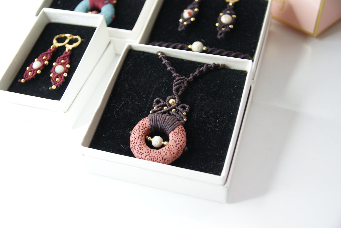 Explora la fuerza y la majestuosidad del volcán con el "Pack Vulcano", una colección de joyas inspirada en la poderosa belleza de la tierra en su forma más pura. Este pack incluye pendientes, collar y pulsera, cada uno confeccionado con piedras naturales y auténtica piedra volcánica en los collares.