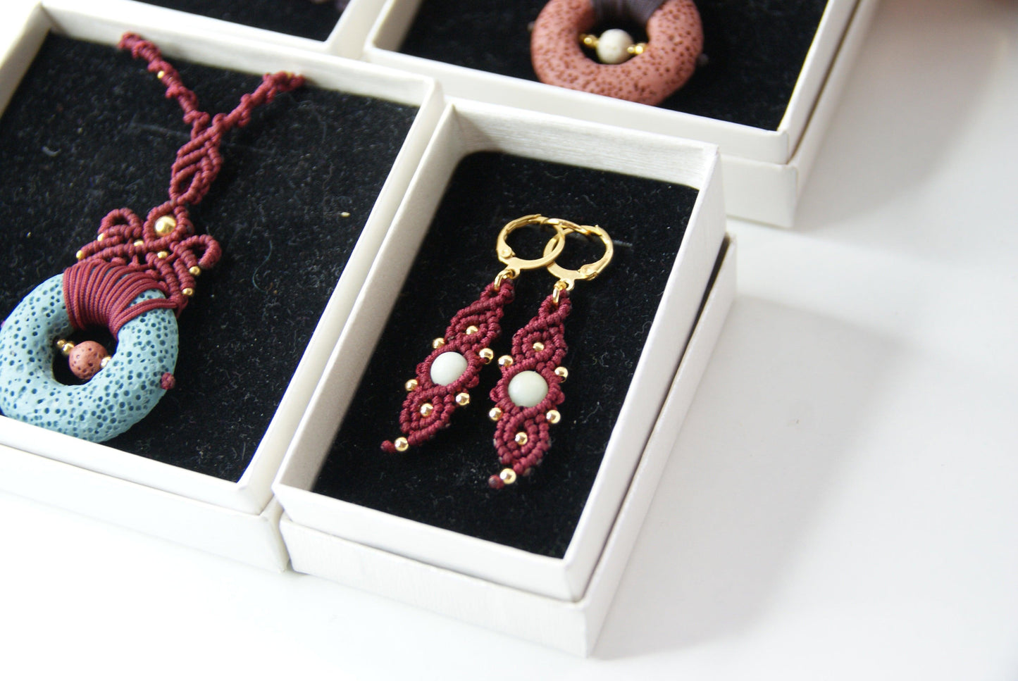 Explora la fuerza y la majestuosidad del volcán con el "Pack Vulcano", una colección de joyas inspirada en la poderosa belleza de la tierra en su forma más pura. Este pack incluye pendientes, collar y pulsera, cada uno confeccionado con piedras naturales y auténtica piedra volcánica en los collares.