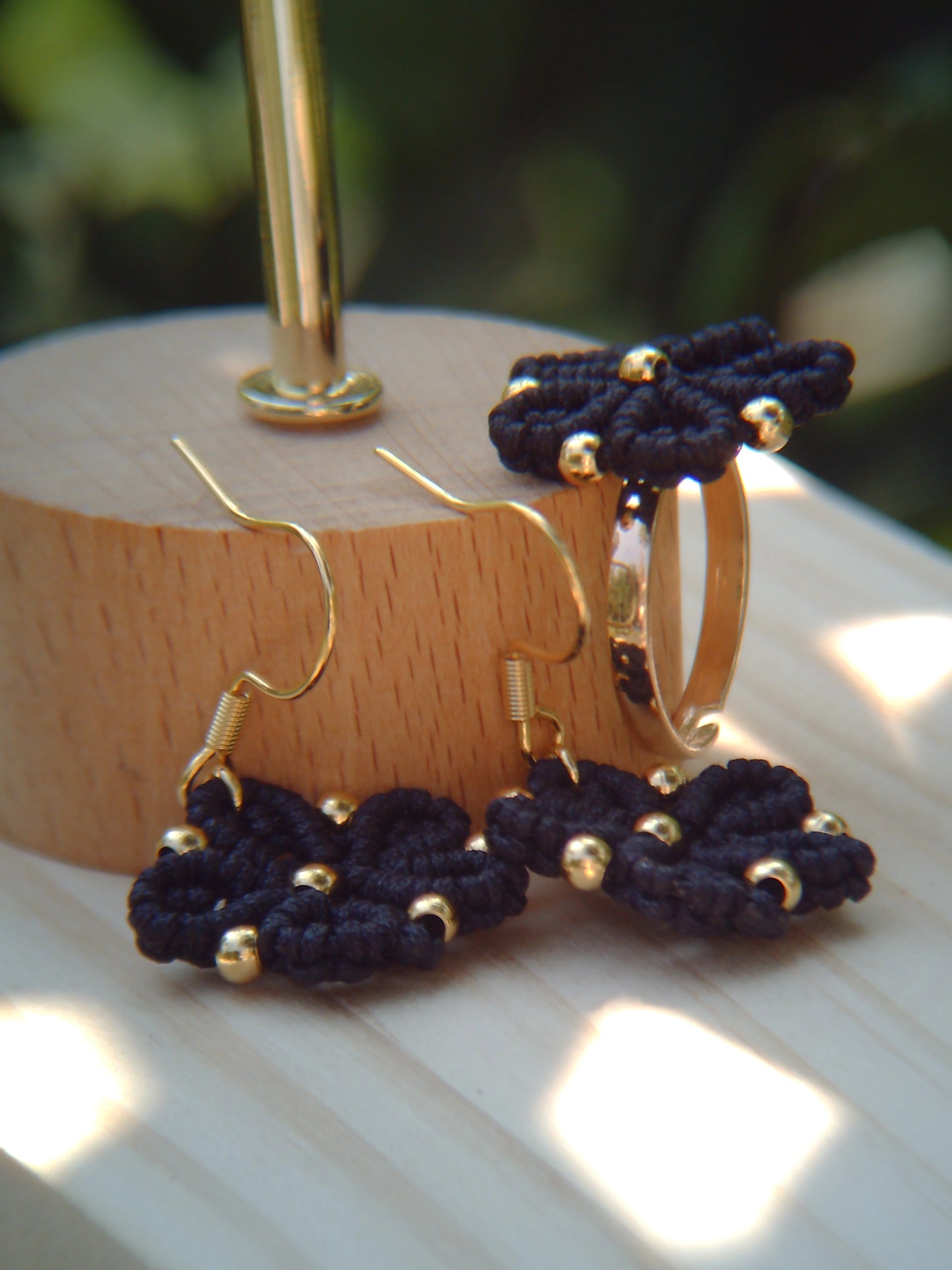Pack floral de pendientes y anillo de macramé hechos a mano, hipoalergénicos y personalizables en colores y acabados dorados o plateados.