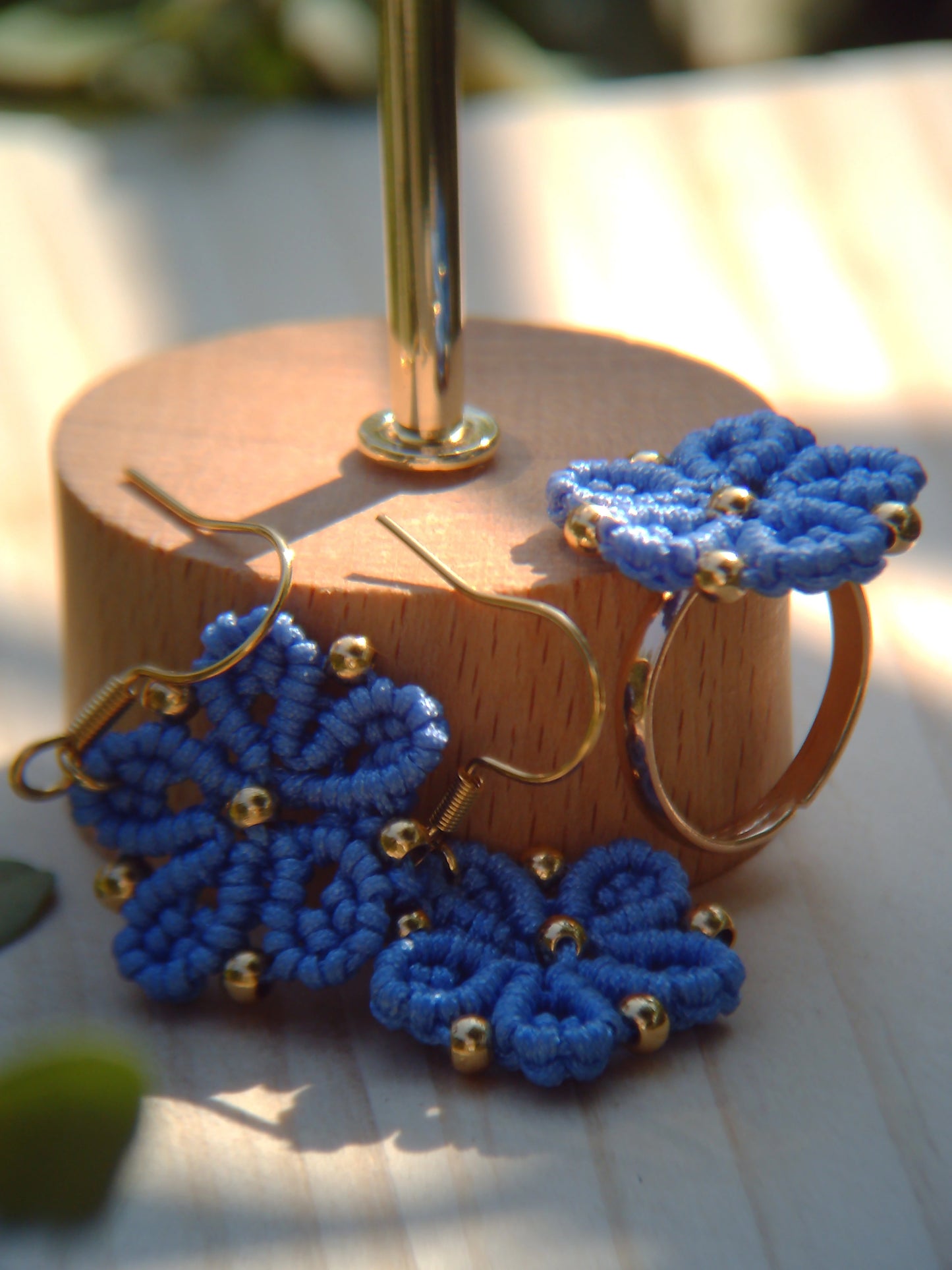 Pack floral de pendientes y anillo de macramé hechos a mano, hipoalergénicos y personalizables en colores y acabados dorados o plateados.