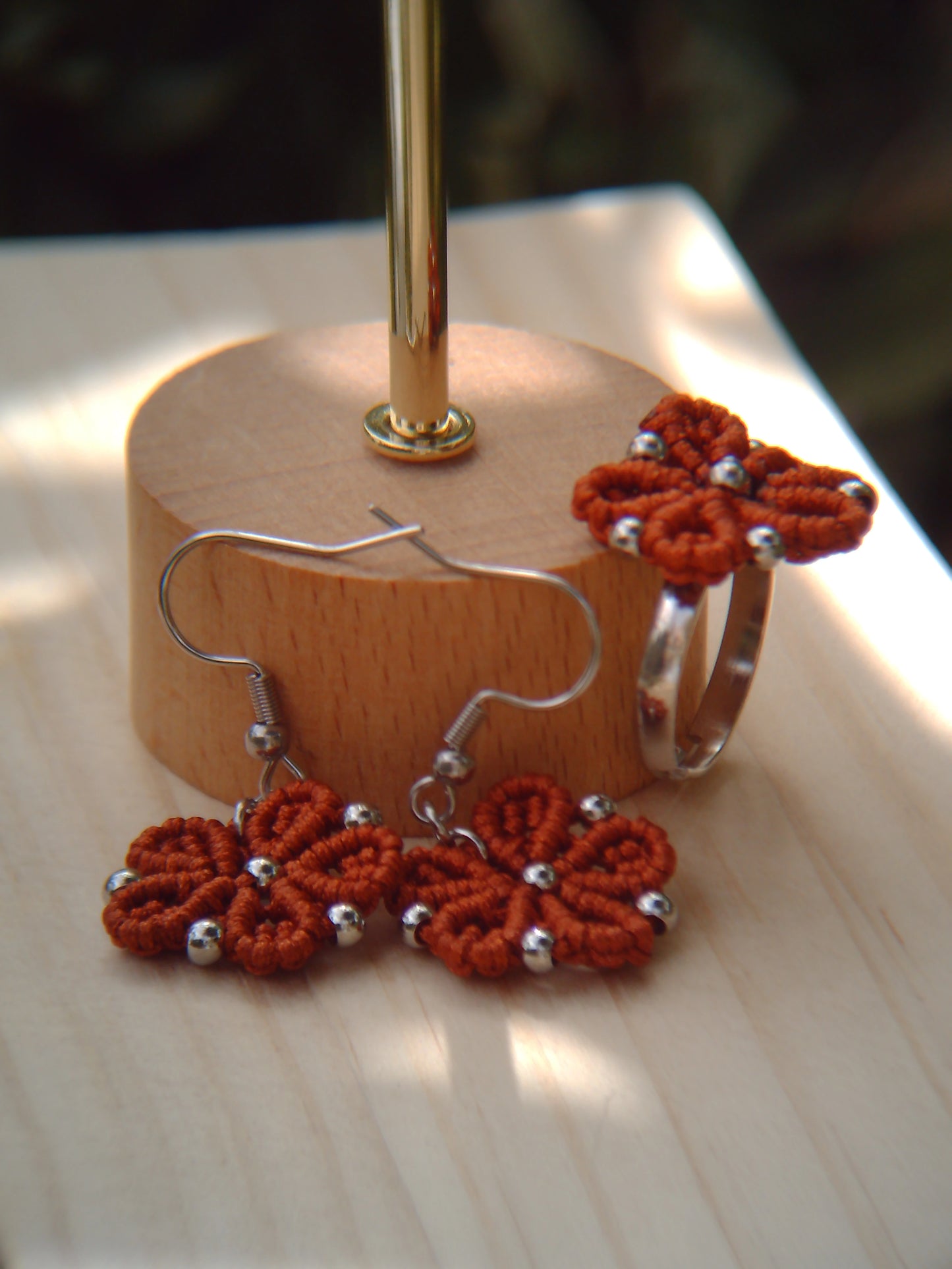 Pack floral de pendientes y anillo de macramé hechos a mano, hipoalergénicos y personalizables en colores y acabados dorados o plateados.