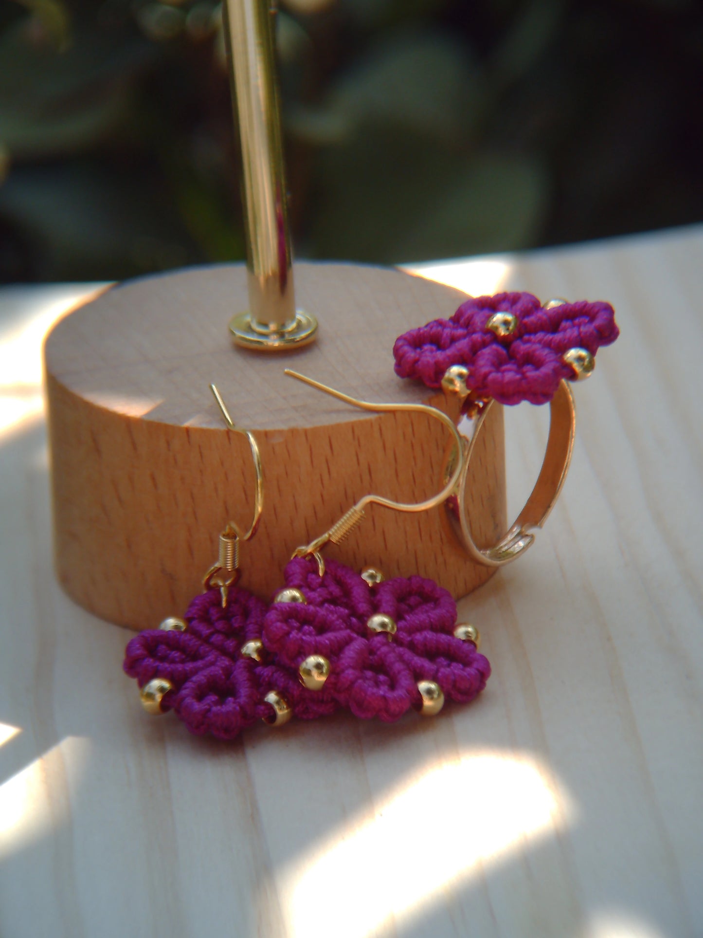 Pack floral de pendientes y anillo de macramé hechos a mano, hipoalergénicos y personalizables en colores y acabados dorados o plateados.