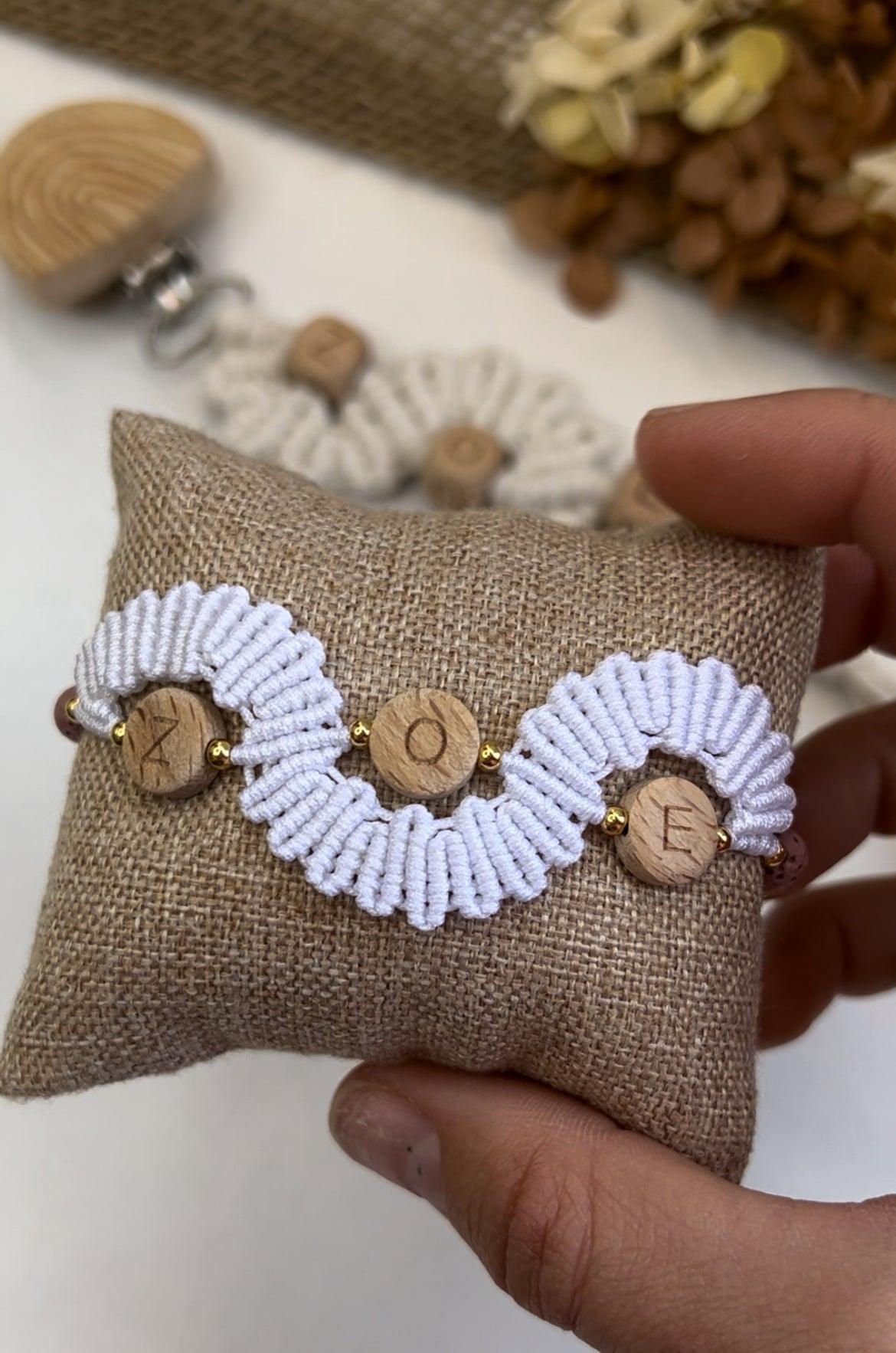 Celebra la llegada de un bebé con nuestro encantador pack de chupetero y brazalete, ambos elaborados con la técnica de macramé y diseñados para ser personalizados con el nombre del bebé. Este set combina funcionalidad y estilo, ofreciendo una opción única y significativa para los pequeños.