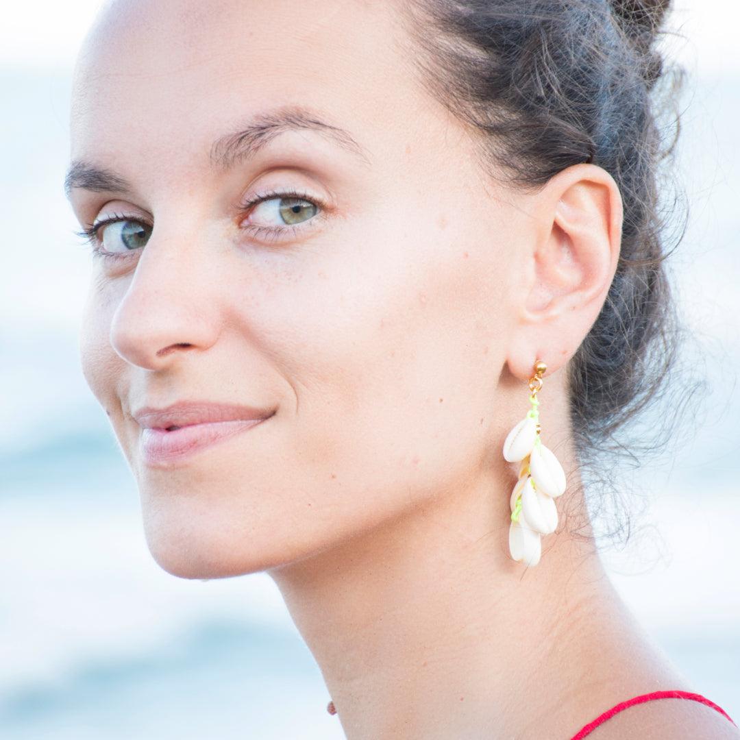 Descubre la belleza y el estilo único de nuestros pendientes de macramé, elaborados con hilo de nailon, conchas naturales y cuentas de acero inoxidable. Diseñados para añadir un toque de sofisticación y frescura a tu look, estos pendientes combinan la artesanía tradicional con materiales modernos para un resultado impresionante.