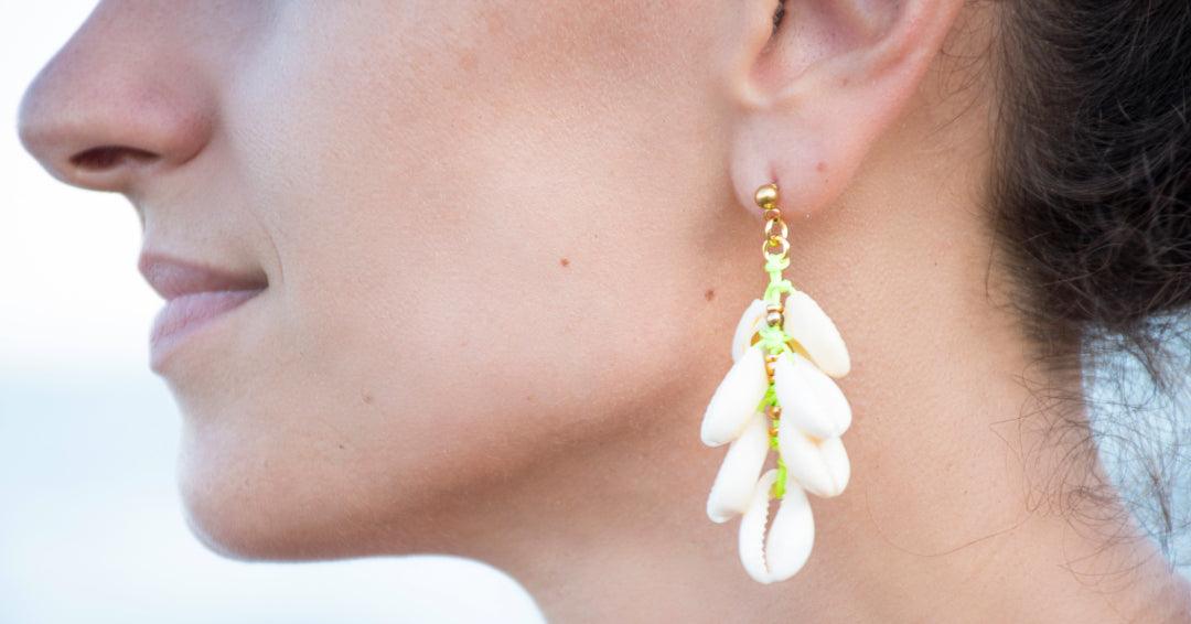 Descubre la belleza y el estilo único de nuestros pendientes de macramé, elaborados con hilo de nailon, conchas naturales y cuentas de acero inoxidable. Diseñados para añadir un toque de sofisticación y frescura a tu look, estos pendientes combinan la artesanía tradicional con materiales modernos para un resultado impresionante.