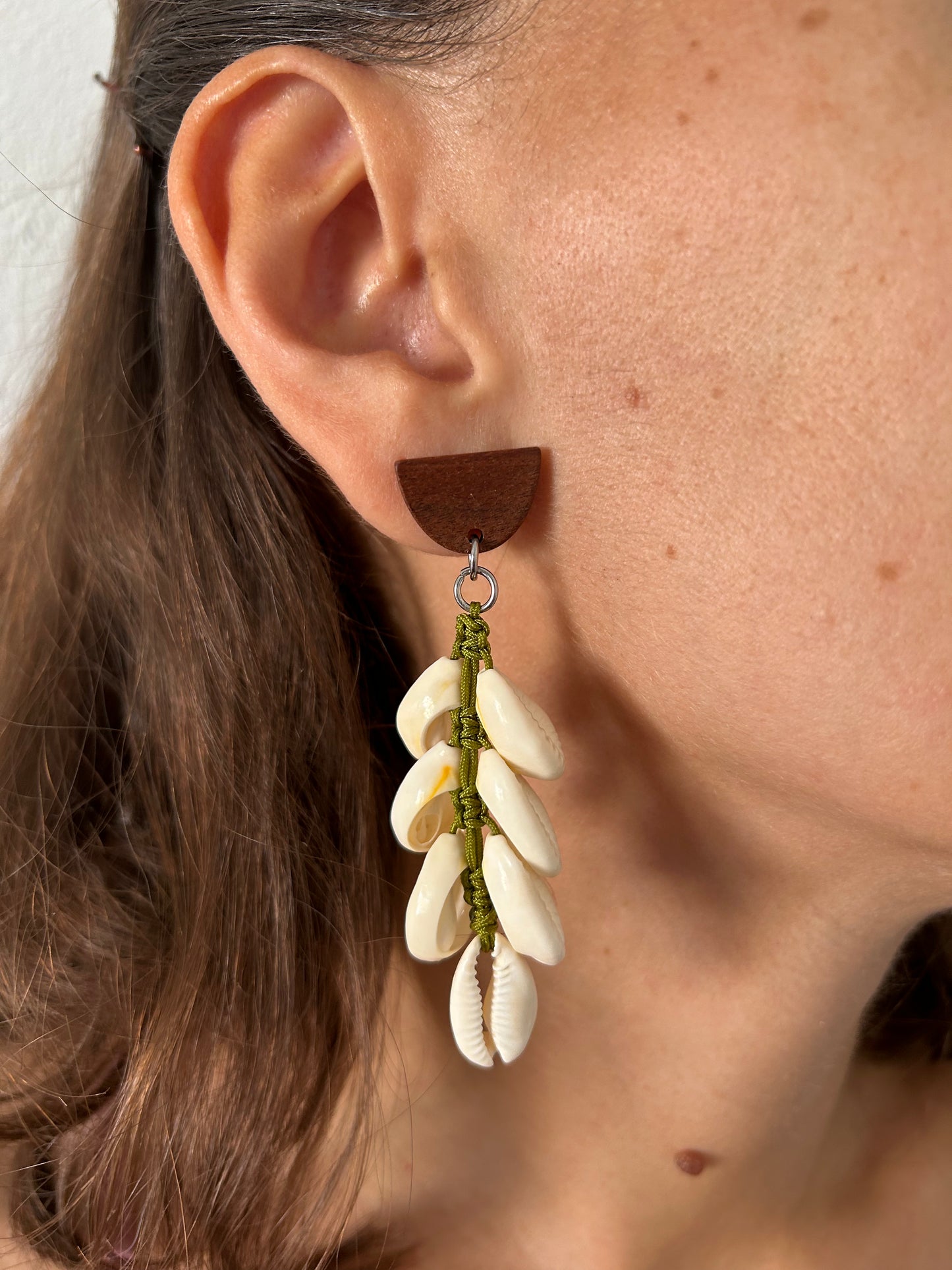 Descubre la belleza y el estilo único de nuestros pendientes de macramé, elaborados con hilo de nailon, conchas naturales y cuentas de acero inoxidable. Diseñados para añadir un toque de sofisticación y frescura a tu look, estos pendientes combinan la artesanía tradicional con materiales modernos para un resultado impresionante.
