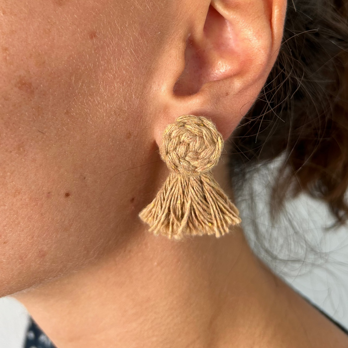 Descubre la sofisticación artesanal con nuestros pendientes Cotton en acero inoxidable, adornados con una flor de algodón y flecos decorativos realizados mediante la técnica de macramé. Estas joyas únicas combinan la elegancia moderna con un toque bohemio, haciendo de cada par una expresión de arte y estilo.