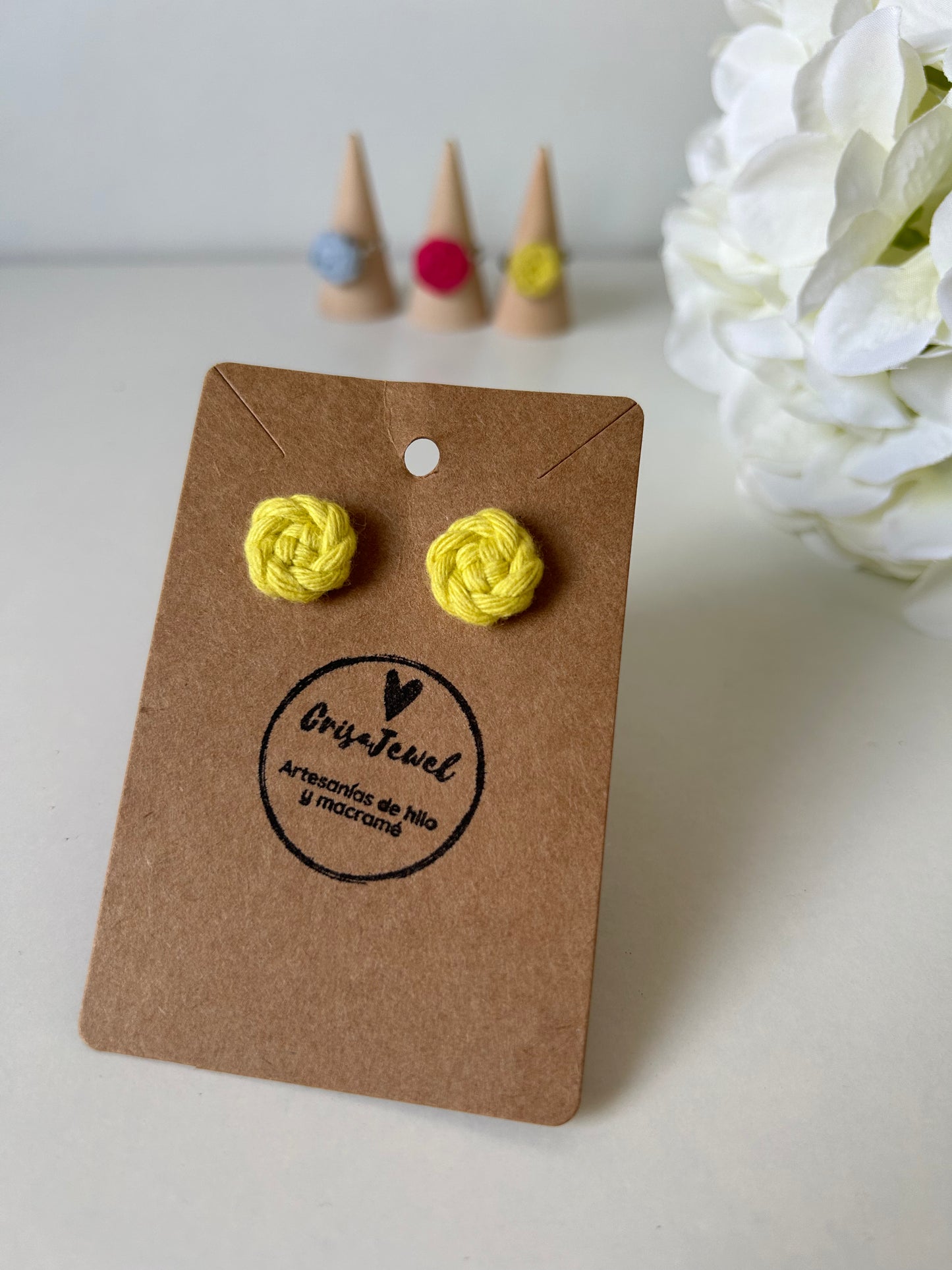 Añade un toque de creatividad a tu estilo con nuestros exclusivos pendientes Cotton de acero inoxidable, adornados con una delicada flor de algodón elaborada con la técnica de macramé. Estos pendientes combinan la sofisticación del acero con el encanto artesanal de las flores, creando una joya única y versátil.