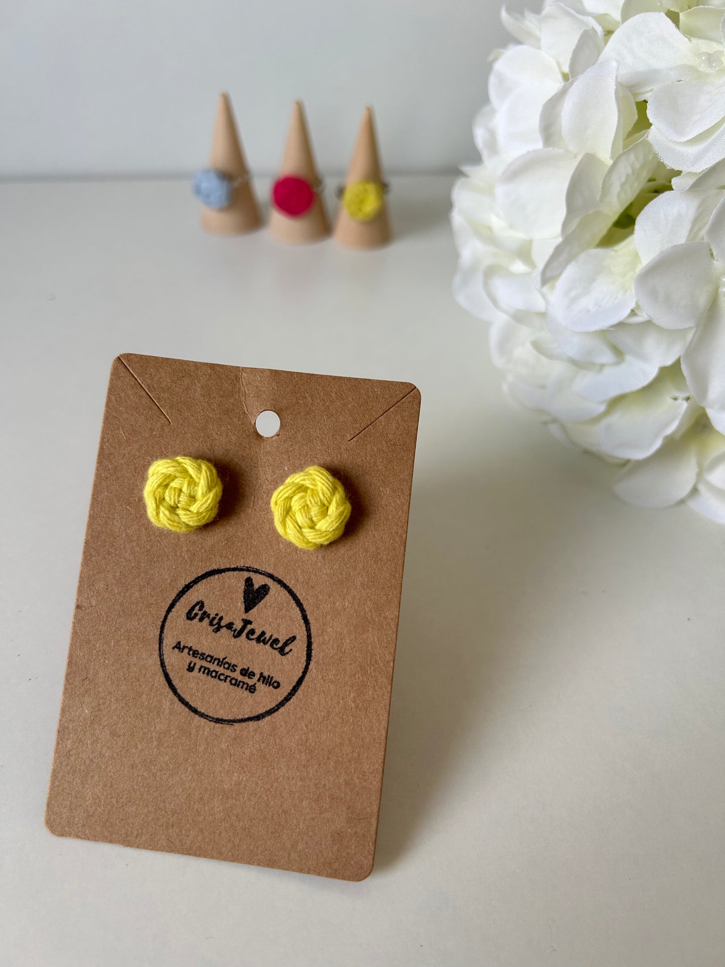 Añade un toque de creatividad a tu estilo con nuestros exclusivos pendientes Cotton de acero inoxidable, adornados con una delicada flor de algodón elaborada con la técnica de macramé. Estos pendientes combinan la sofisticación del acero con el encanto artesanal de las flores, creando una joya única y versátil.