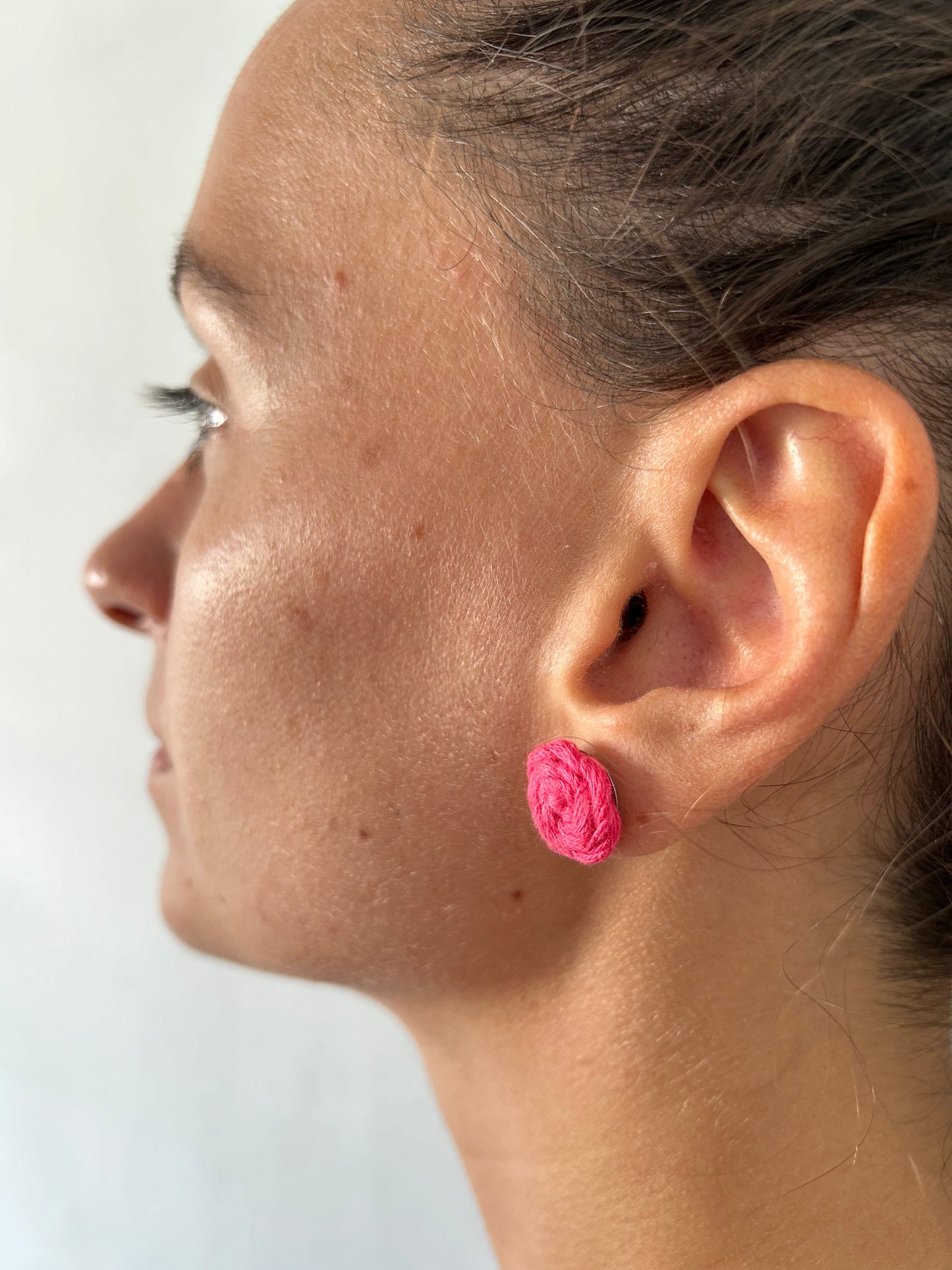Añade un toque de creatividad a tu estilo con nuestros exclusivos pendientes Cotton de acero inoxidable, adornados con una delicada flor de algodón elaborada con la técnica de macramé. Estos pendientes combinan la sofisticación del acero con el encanto artesanal de las flores, creando una joya única y versátil.