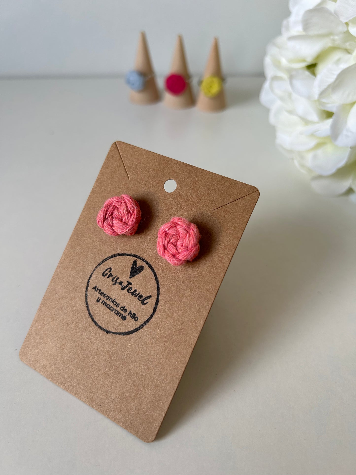 Añade un toque de creatividad a tu estilo con nuestros exclusivos pendientes Cotton de acero inoxidable, adornados con una delicada flor de algodón elaborada con la técnica de macramé. Estos pendientes combinan la sofisticación del acero con el encanto artesanal de las flores, creando una joya única y versátil.