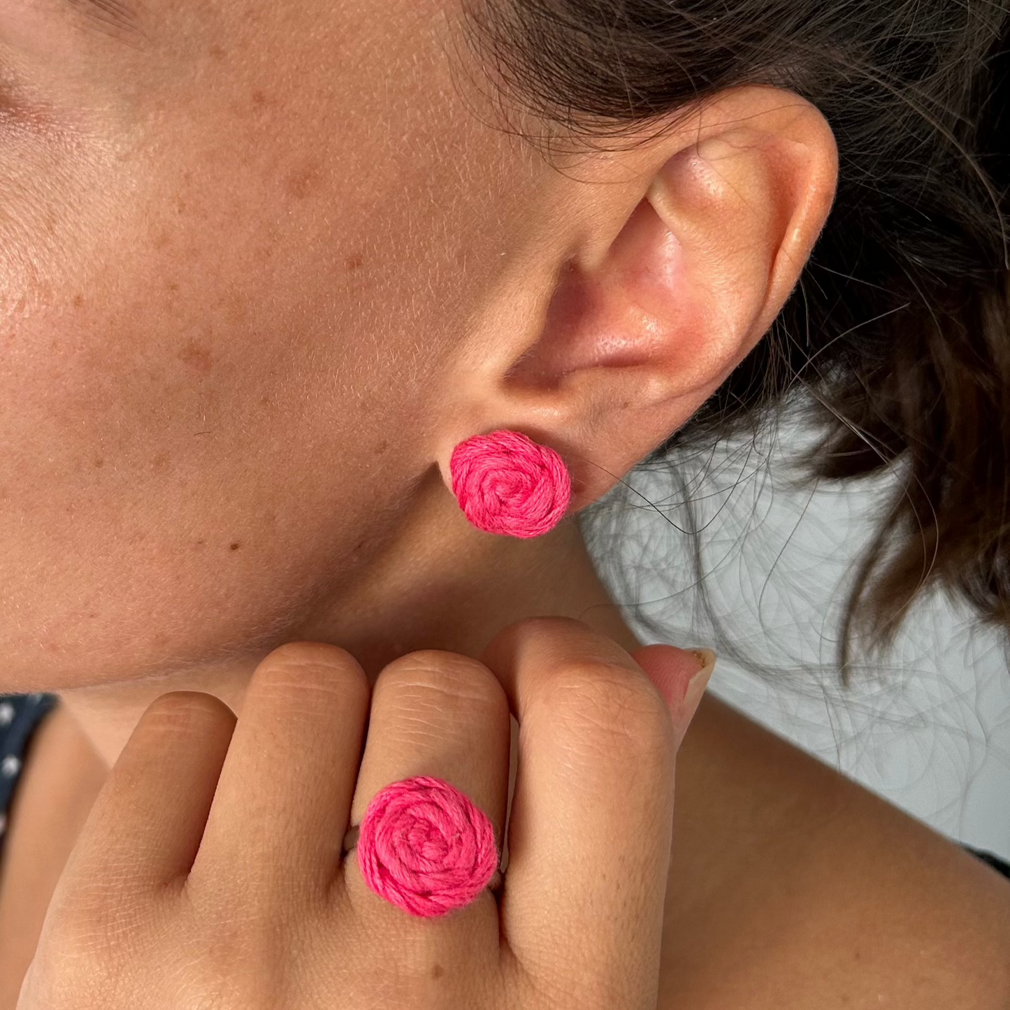 Añade un toque de creatividad a tu estilo con nuestros exclusivos pendientes Cotton de acero inoxidable, adornados con una delicada flor de algodón elaborada con la técnica de macramé. Estos pendientes combinan la sofisticación del acero con el encanto artesanal de las flores, creando una joya única y versátil.