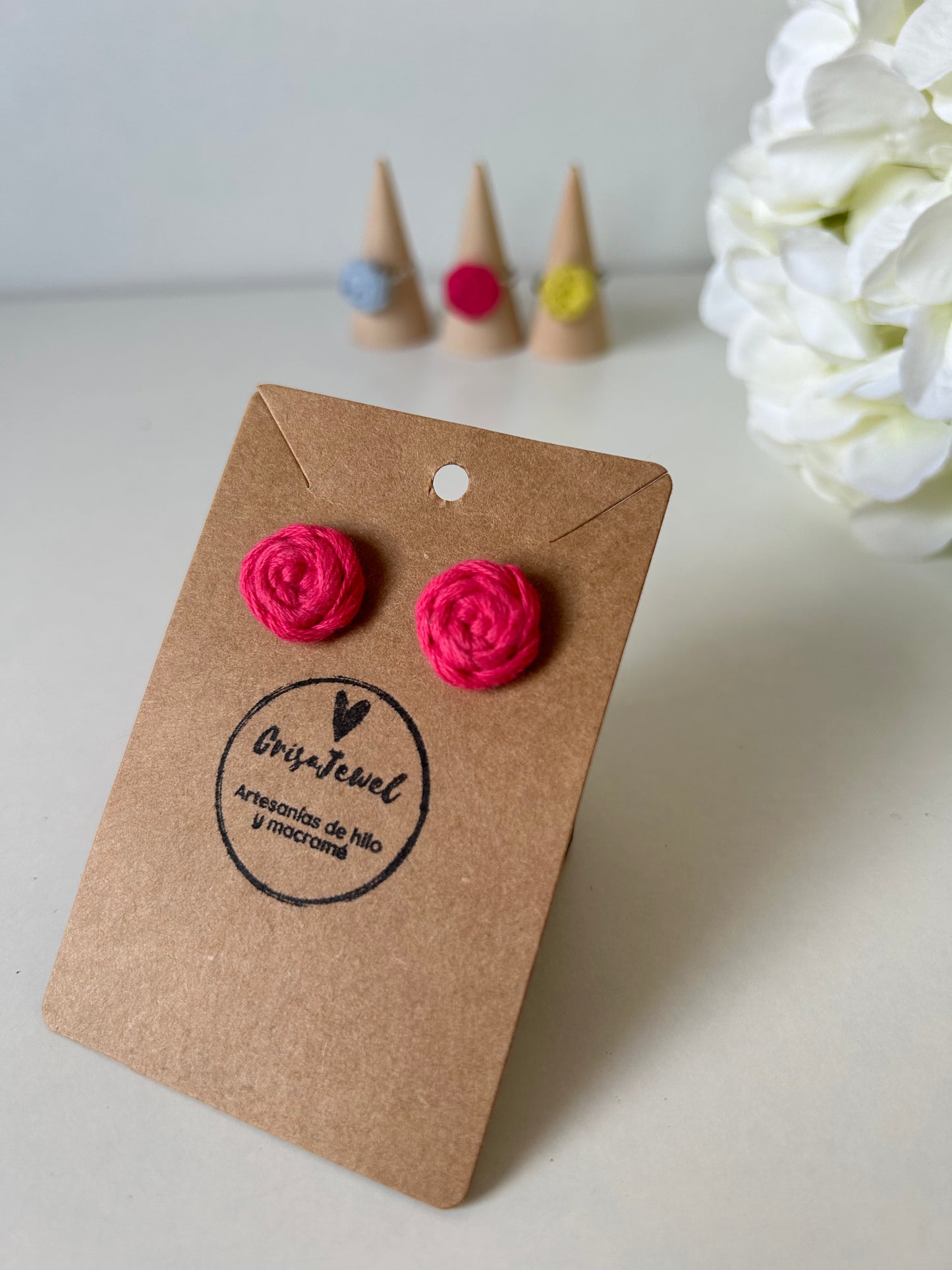 Añade un toque de creatividad a tu estilo con nuestros exclusivos pendientes Cotton de acero inoxidable, adornados con una delicada flor de algodón elaborada con la técnica de macramé. Estos pendientes combinan la sofisticación del acero con el encanto artesanal de las flores, creando una joya única y versátil.